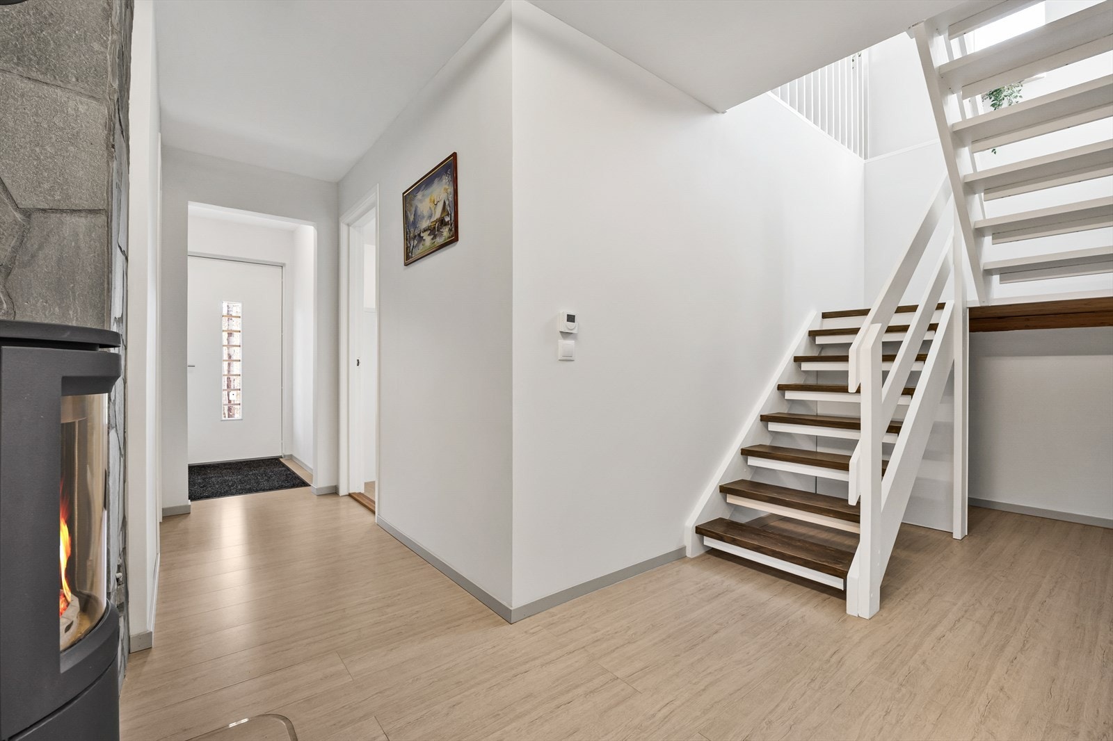 Det er både innvendig og utvendig adkomst til underetasjen. Galleribilde