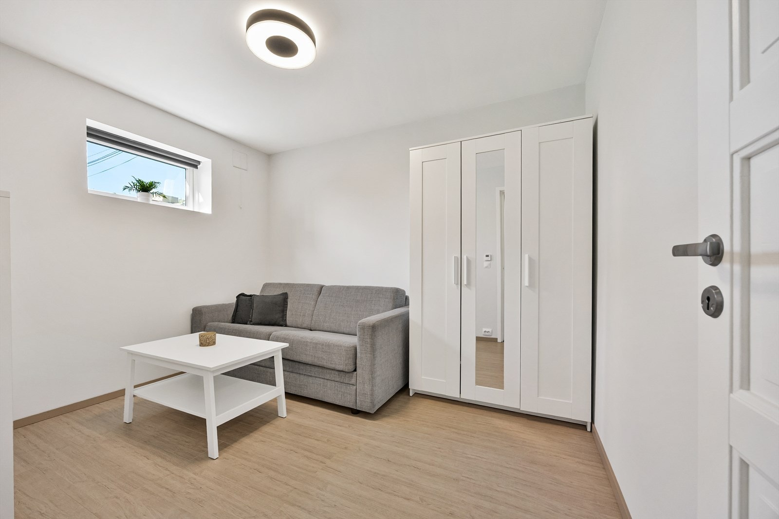 Den ene boden er innredet med vindu og benyttes i dag som ekstra soverom, men rommet er godkjent brukt som bod og ikke oppholdsrom. Galleribilde
