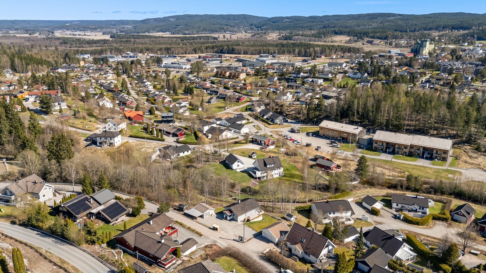 Bjørkelangen kombinerer det beste fra to verdener: et levende tettsted med et godt utvalg av butikker, kaféer, servicetilbud og næringsliv, og naturen rett utenfor døra med muligheter for turer, sykling og rekreasjon året rundt. Galleribilde