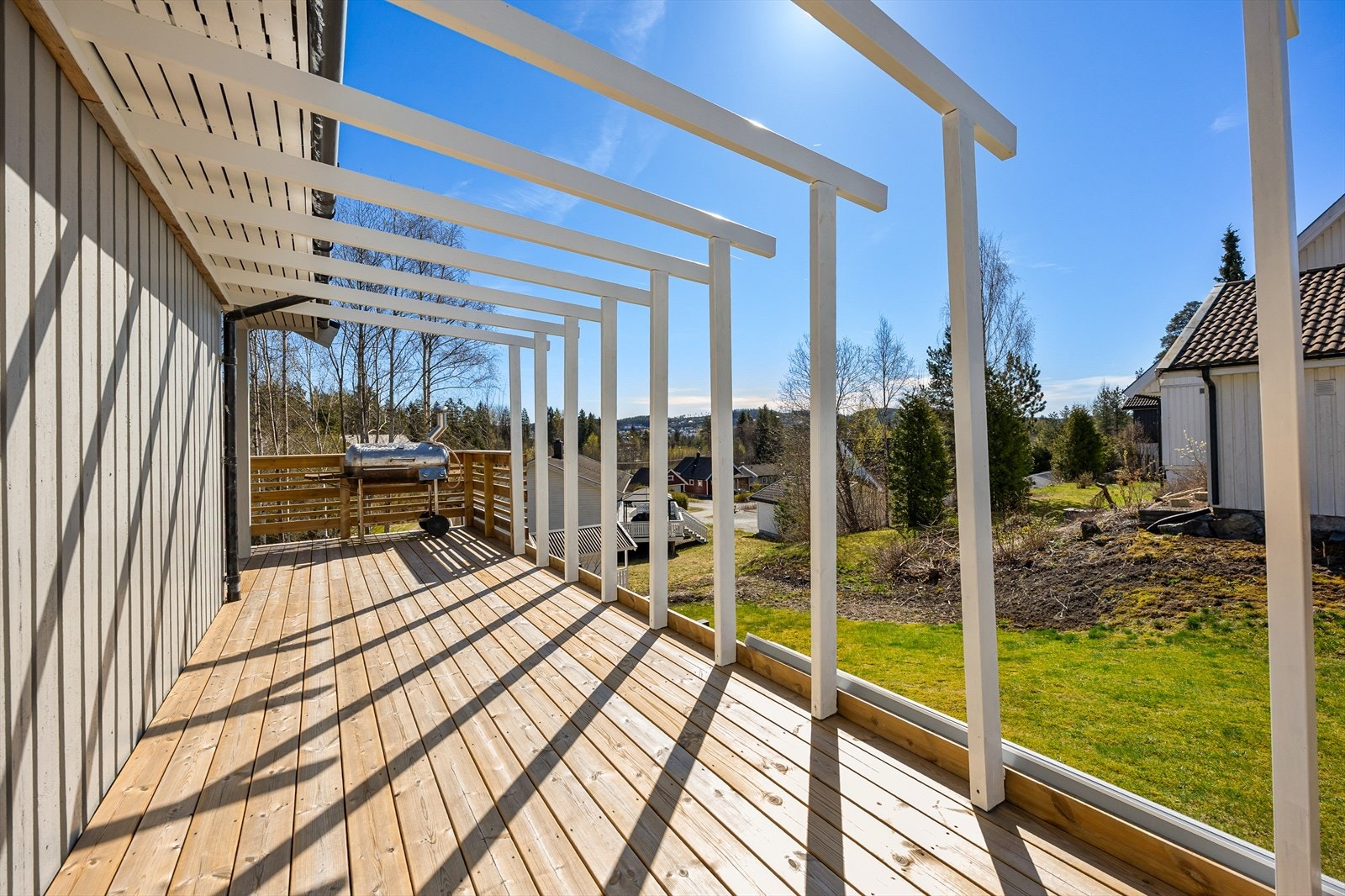 I nærområdet er det flere lekeplasser, turstier, gapahuk med grillplass og en akebakke på vinterstid. Galleribilde