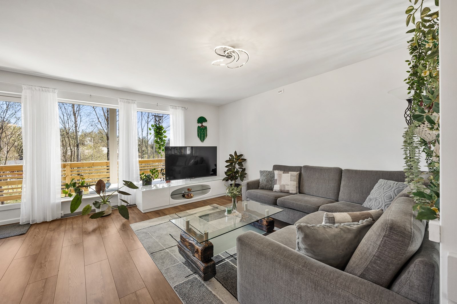 Stuen får lys fra to sider, og vinduene inkluderer en glassdør til den solrike verandaen. Galleribilde