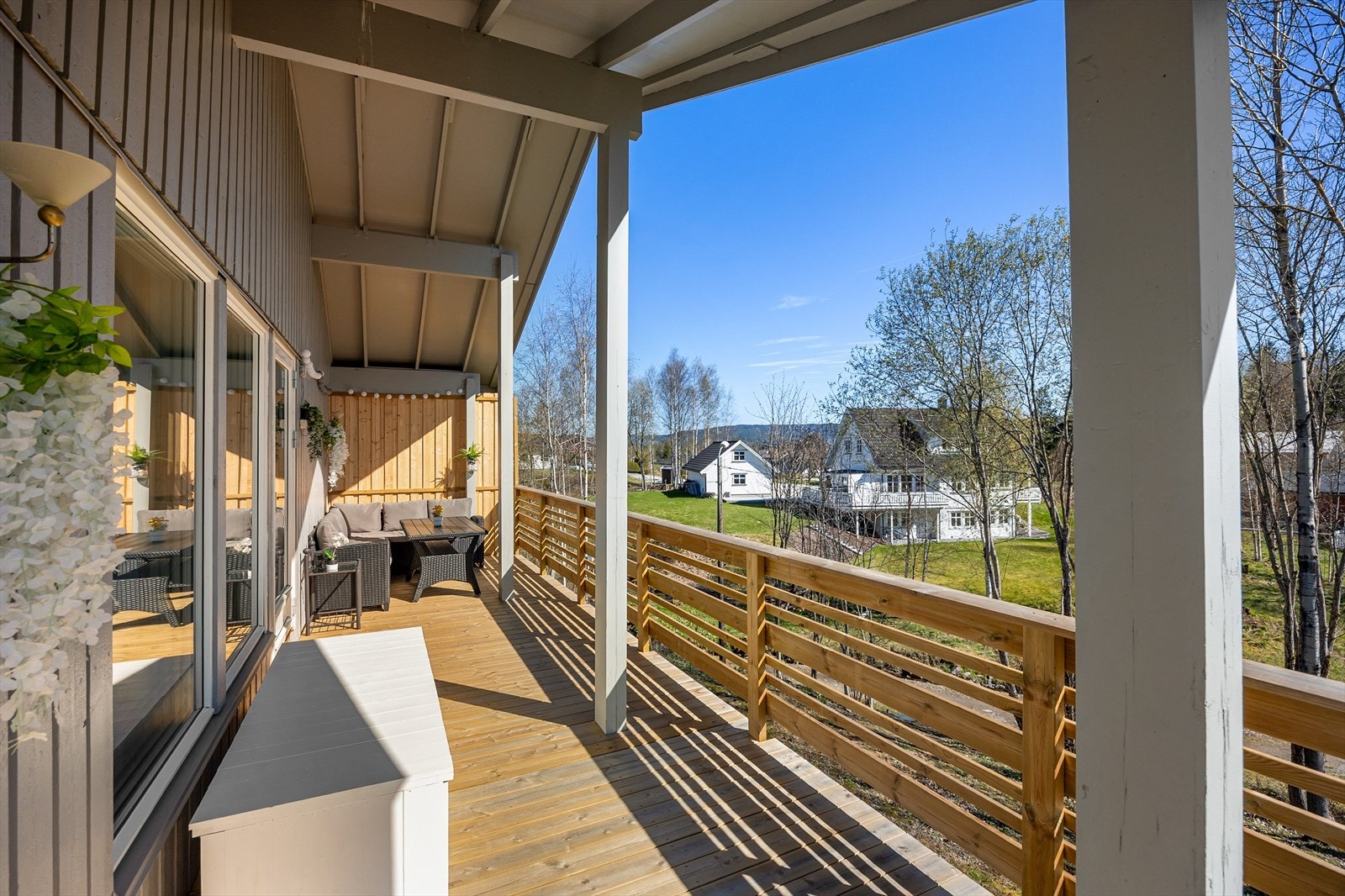 Her er det høyt under taket, og verandaen har utestikk, fint utsyn og et areal på ca. 34 kvm. Galleribilde