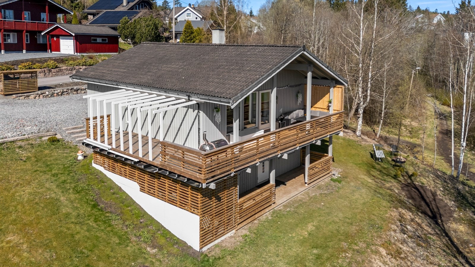 Fra stuen er det utgang til en delvis overbygget veranda med levegg, pergola og trapp til hagen. Galleribilde