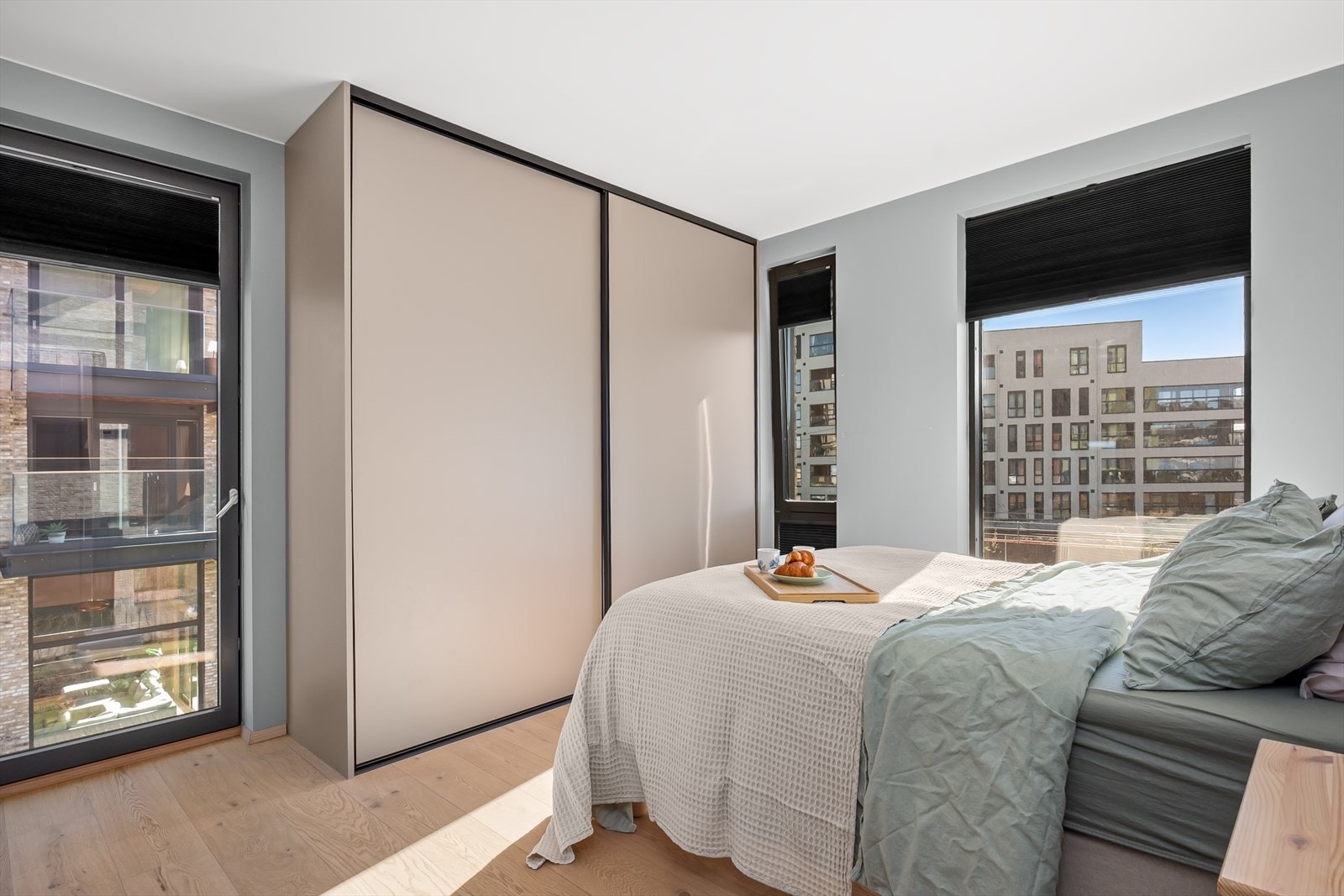 Leiligheten har to soverom, hvor hovedsoverommet har skyvedørsgarderobe med gode oppbevaringsmuligheter. Galleribilde