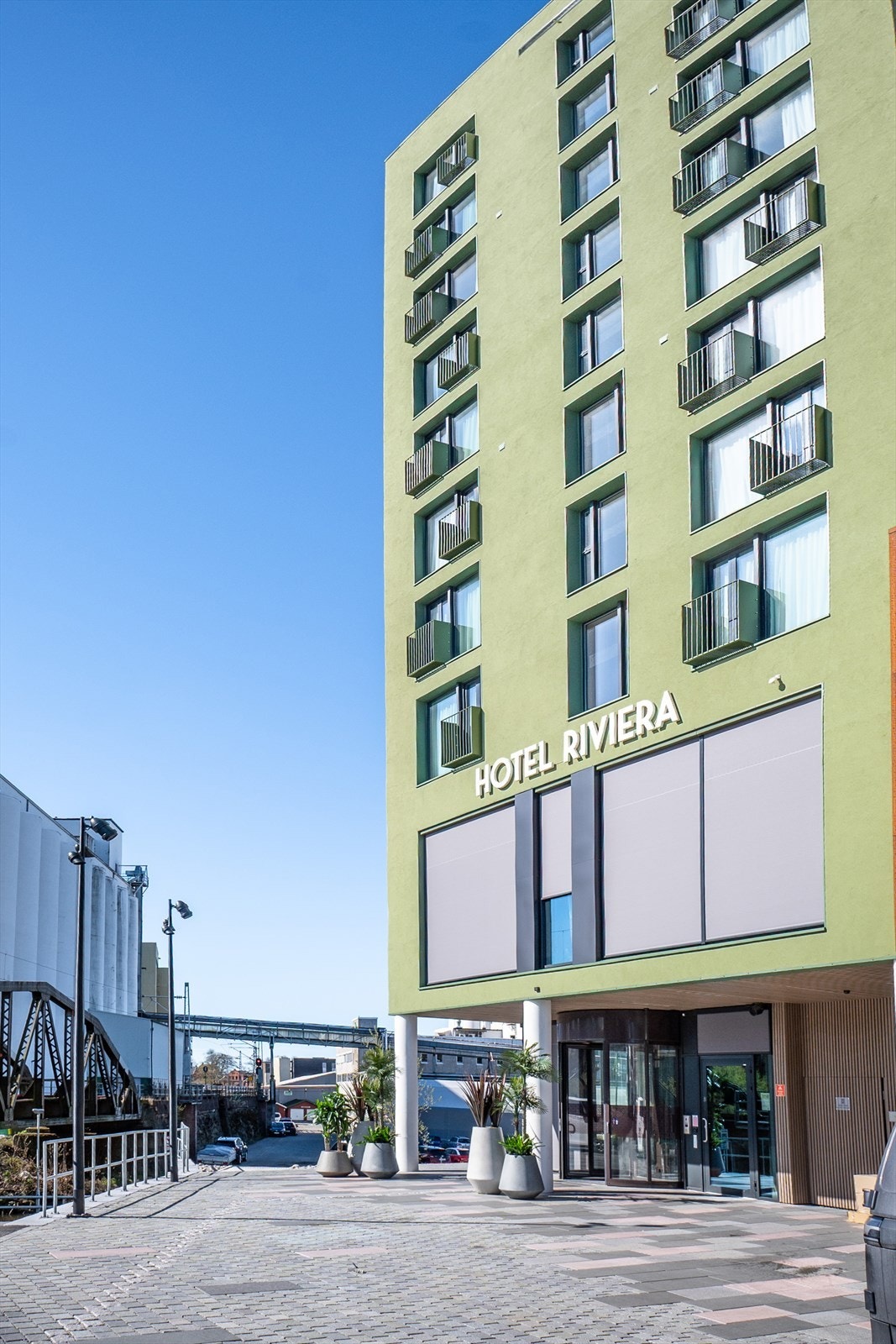 Hotel Riviera åpnet dørene i 2023 og byr på restaurant, bar, takbasseng, spa og fantastikk utsikt mot fjorden. Galleribilde
