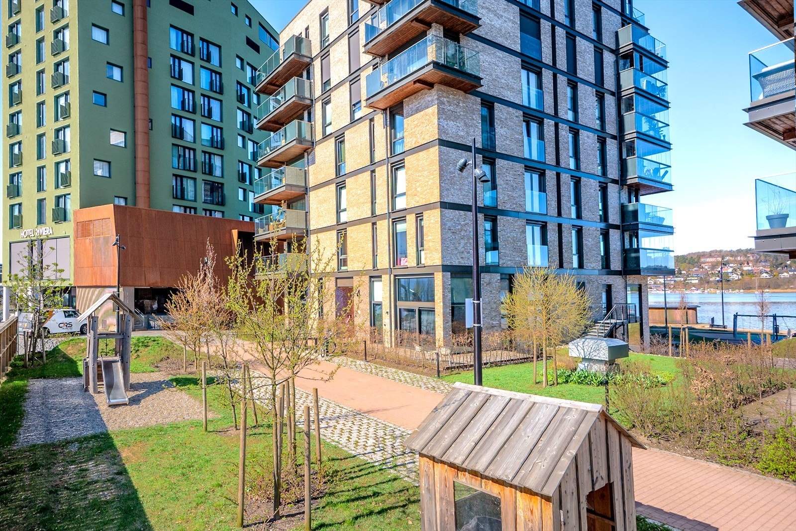 På Verket i Moss bor du sentralt og urbant i en nyskapende bydel. Her får du strand, spisesteder, vinbar og Hotel Riviera rett utenfor døren. Galleribilde