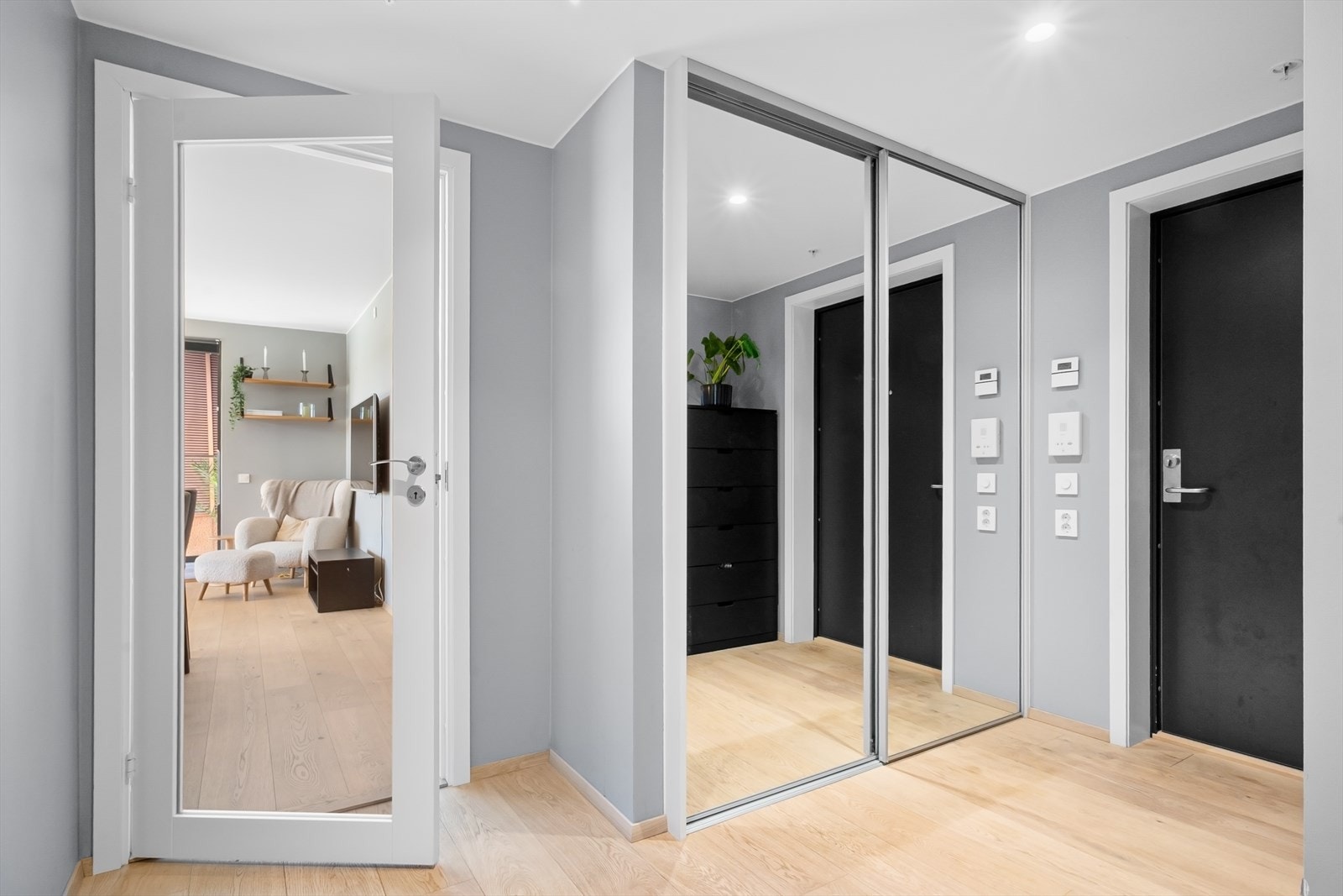 Entreen er romslig med garderobeløsning, downlights og plass til sittebenk. Galleribilde