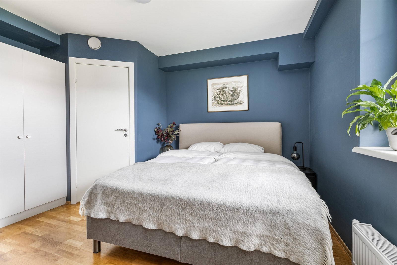 Leilighetens innvendige bod er tilknyttet soverommet og har tilkoblingsmulighet for vaskemaskin. Galleribilde