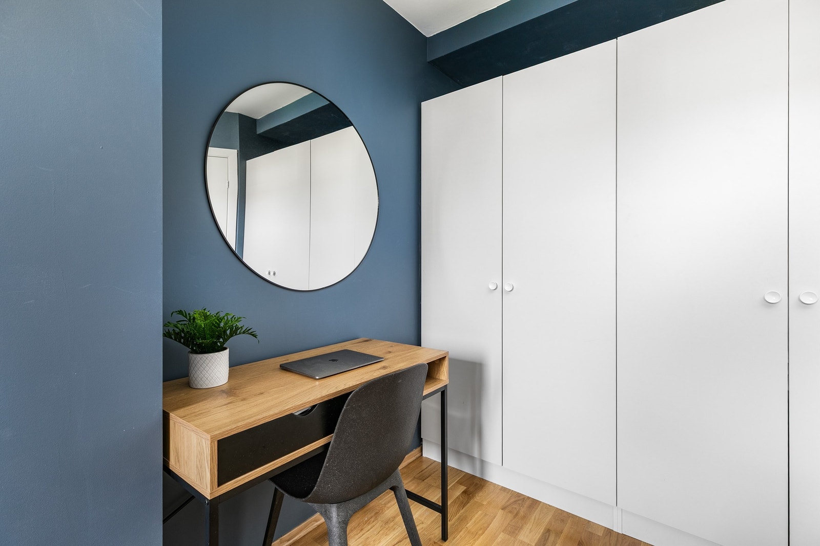 Soverommets bakvegg er utnyttet med doble garderobeskap som medfølger. Skyvedørsgarderobe er et hendig alternativ samme sted. Galleribilde