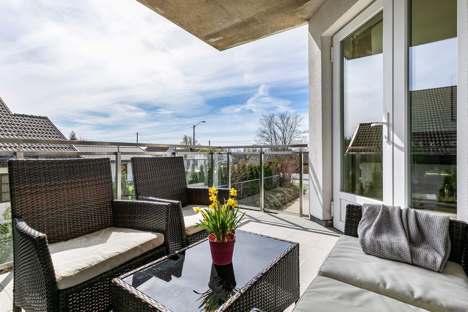 På verandaen er det i sommermånedene sol fra tidlig morgen til midt på ettermiddagene. Fotograf; Børge Oppegård. Galleribilde