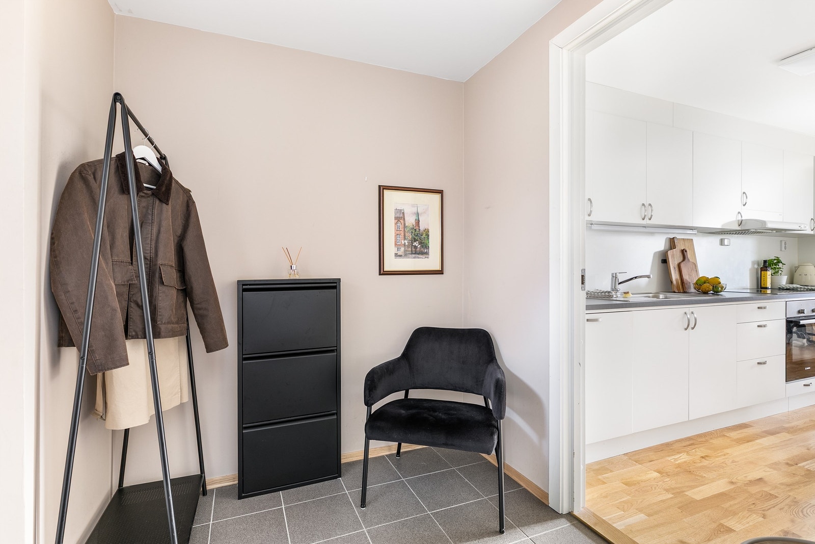 Entreens gulv har varme og en praktisk overflate av fliser. Galleribilde