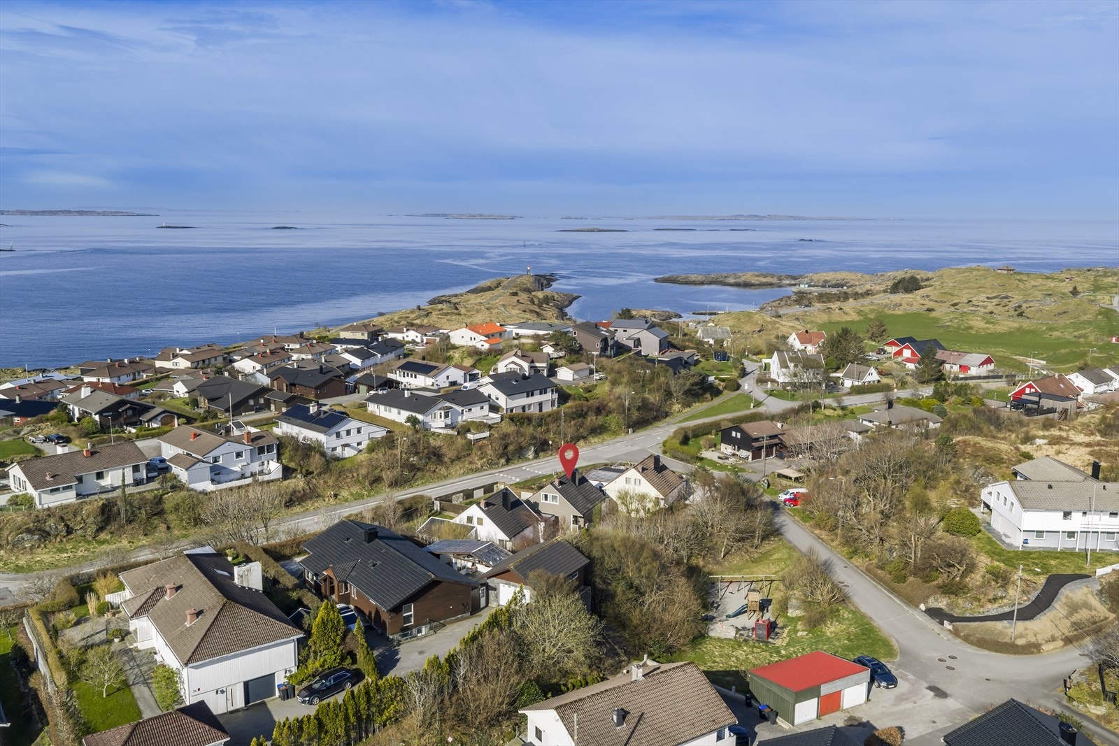 Eiendommen har en familievennlig beliggenhet ved Kvalsvik i Haugesund. Her er det kort vei til barneskole, barnehager og dagligvarebutikker. Gangavstand til badeplass og vakre turområder. Galleribilde
