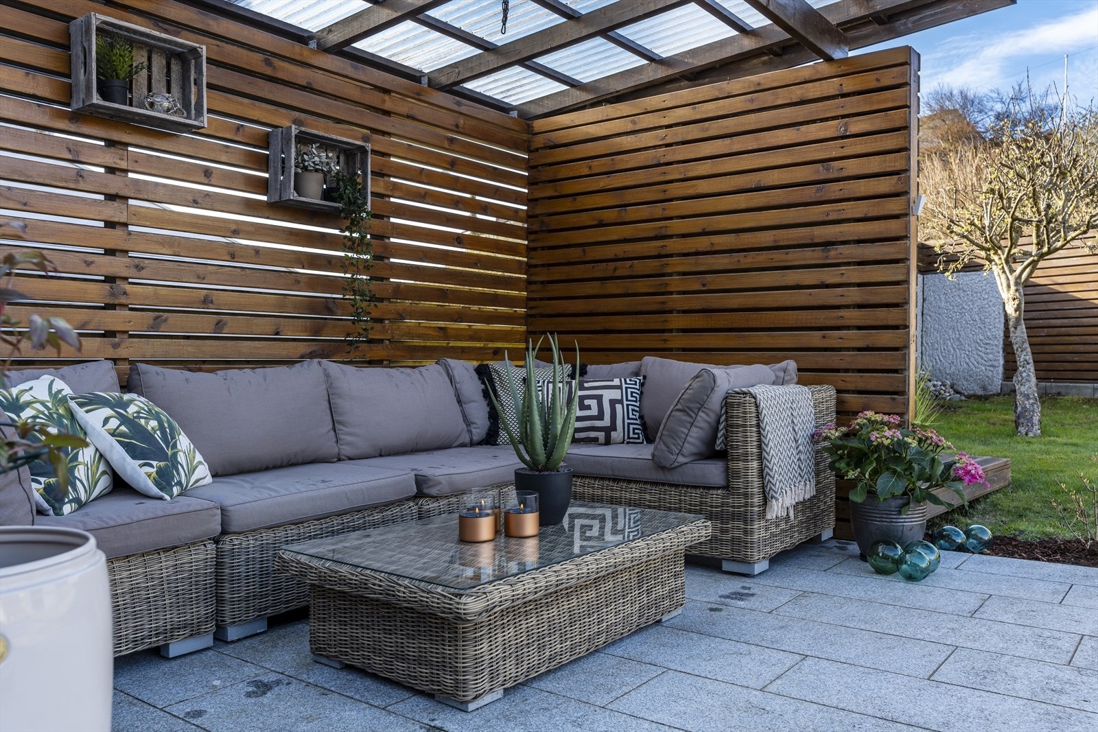 Det flotte uteområdet innbyr til grilling, avslapning og sosiale samlinger gjennom hele sommeren. Galleribilde