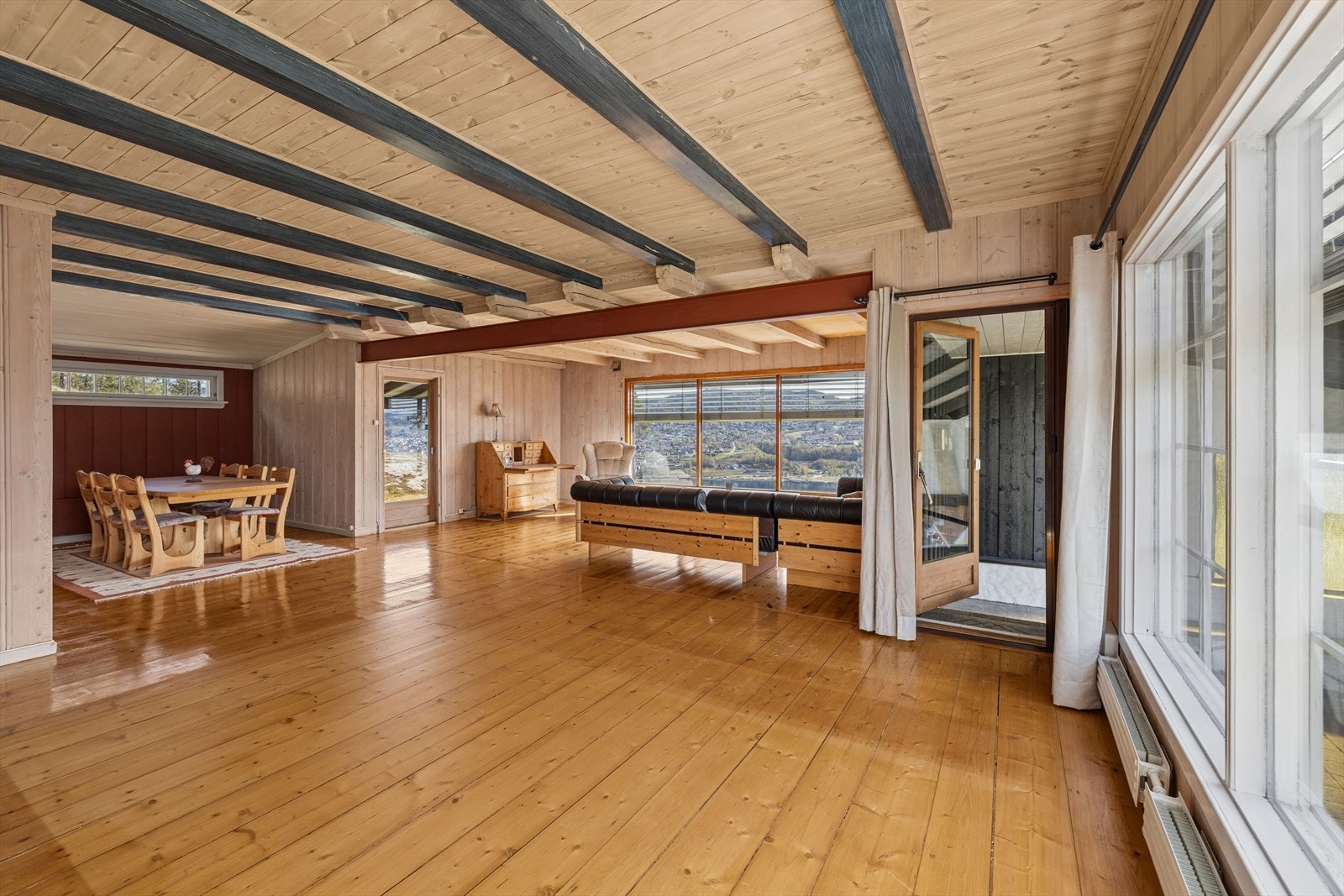 Fra stuen er det utgang til en sørvendt terrasse, som binder inne- og uterom sammen på en naturlig måte. Galleribilde