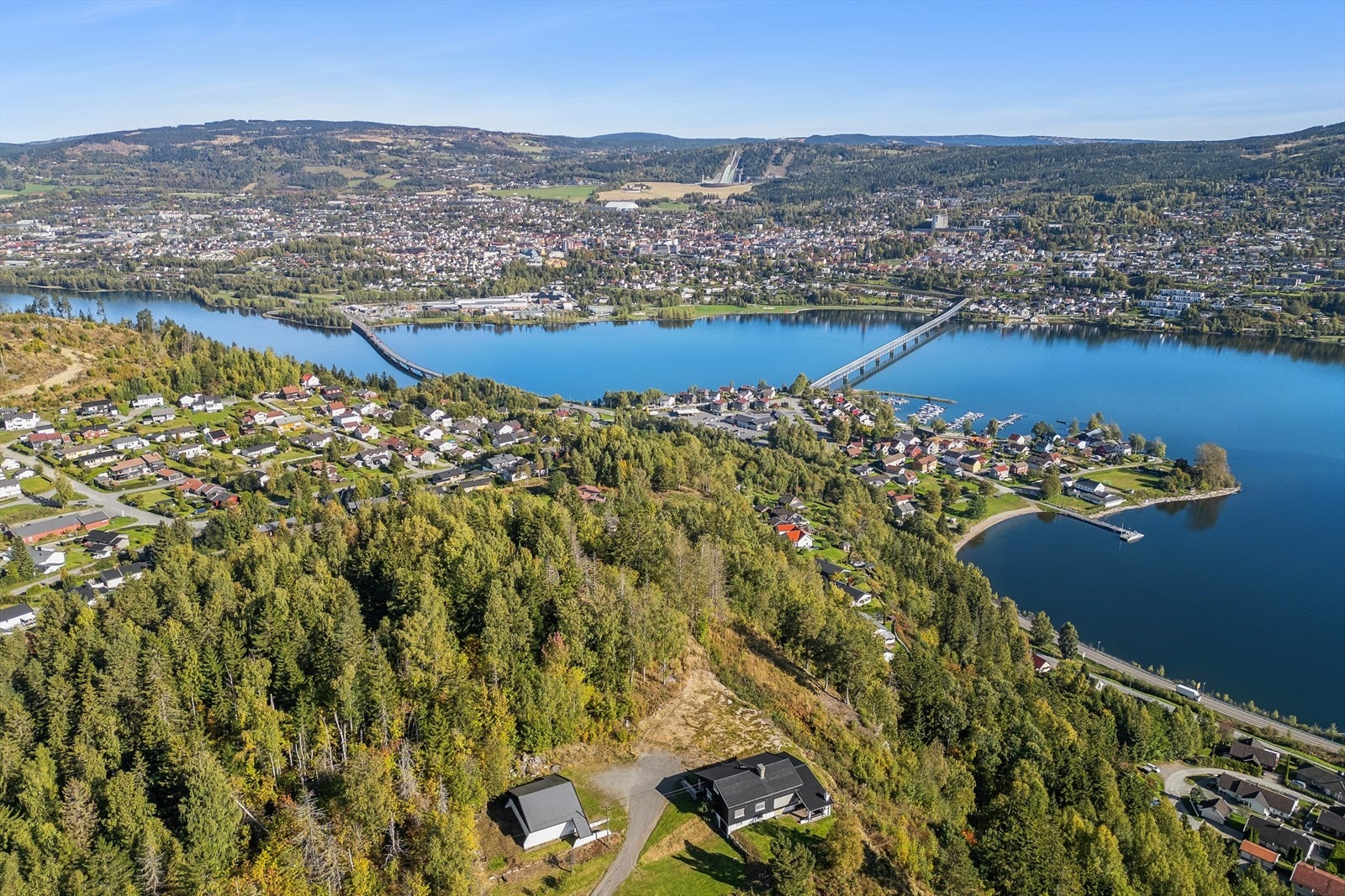 Fra eiendommen er det kun 7 minutter med bil til Lillehammer stasjon og byens servicetilbud. Galleribilde
