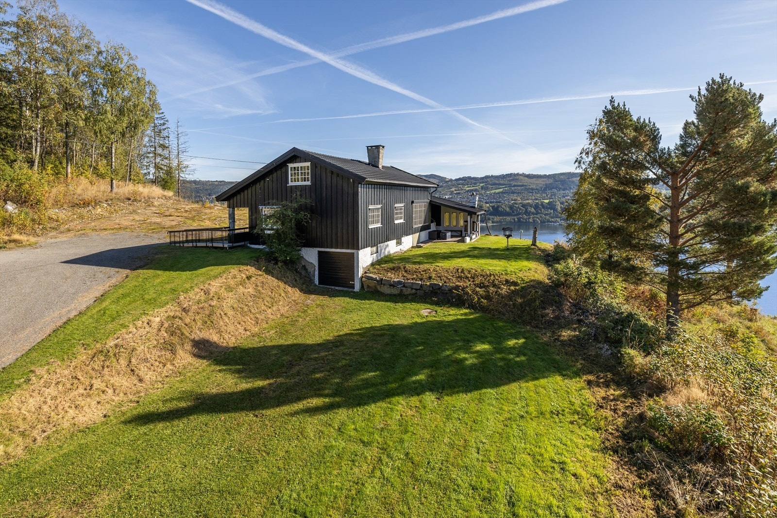 Boligen er oppgradert med et moderne og energieffektivt varmesystem basert på jordvarme, installert i 2018. Galleribilde