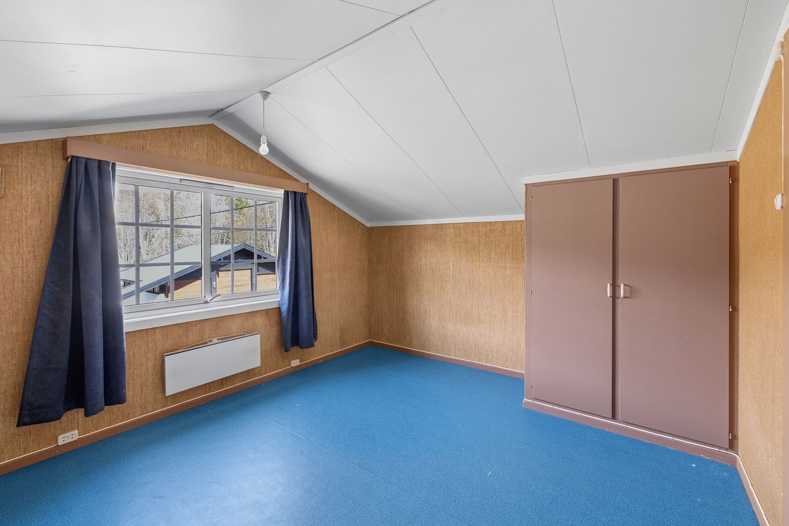 Det fjerde soverommet har vinylbelegg på gulvet og plass til garderobeskap. Galleribilde