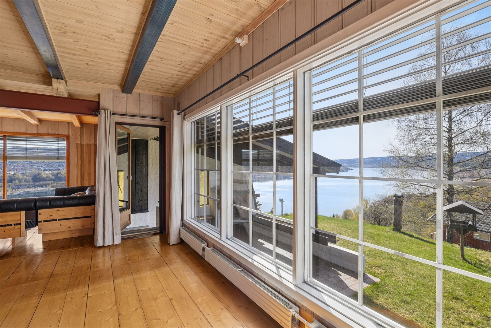 Fra stuen fører en trapp ned til den flislagte terrassen mot sør. Galleribilde