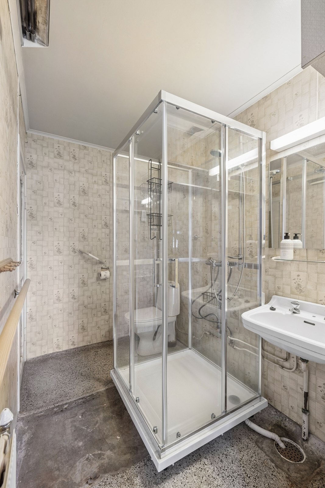 Badet i første etasje har murgulv og er utstyrt med dusjkabinett, servant og toalett. Galleribilde