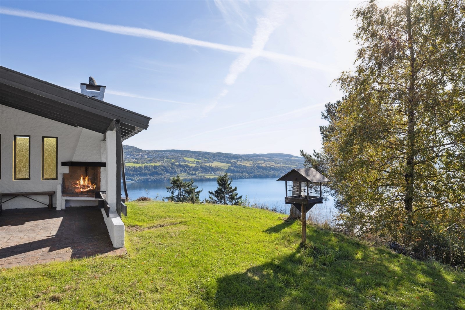 Den sørvendte terrassen er belagt med fliser og gir god plass for utemøbler og sosiale sammenkomster. Galleribilde