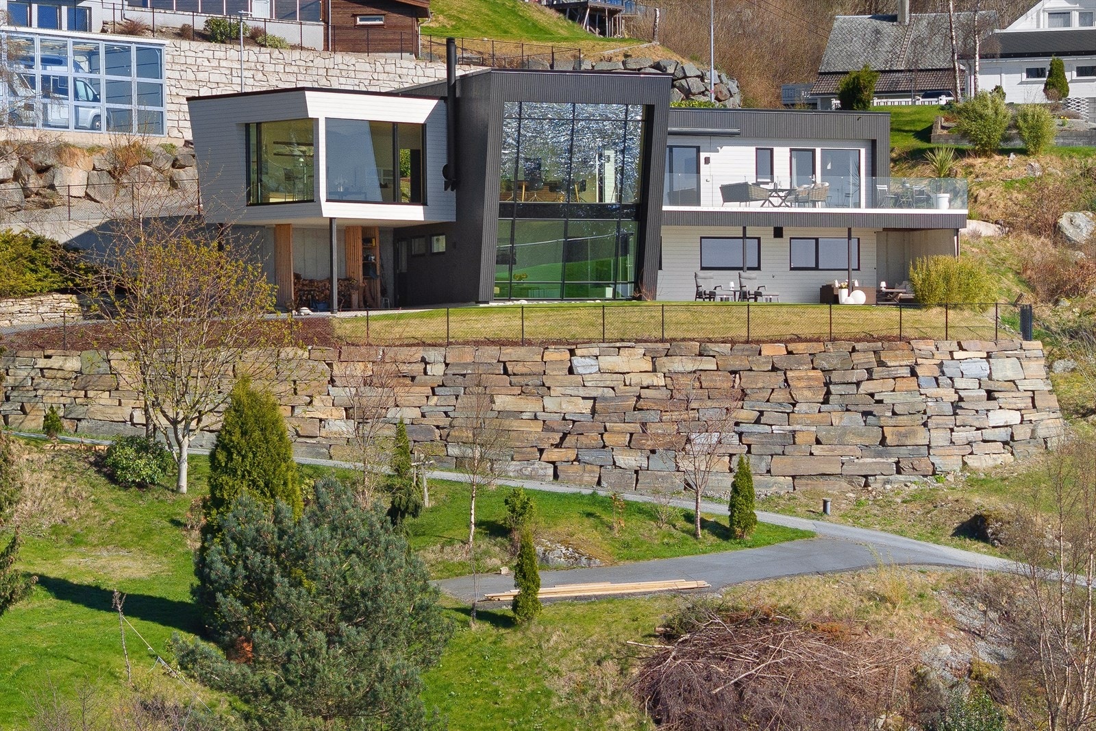 Eiendommen er omkranset av en solid forstøtningsmur i naturstein. Galleribilde