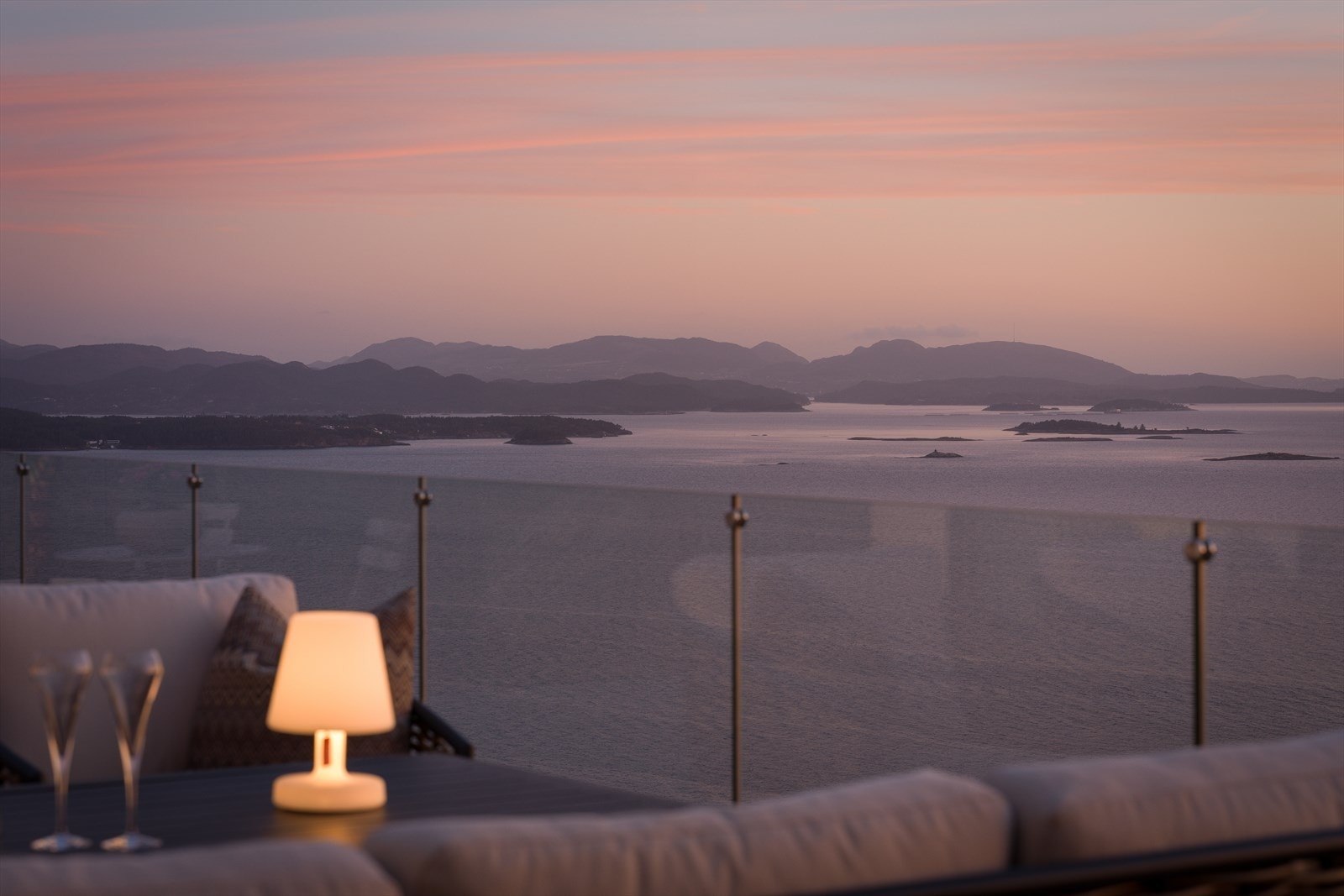 Utsikten fra terrassen er upåklagelig, med fritt utsyn over fjorden. Galleribilde