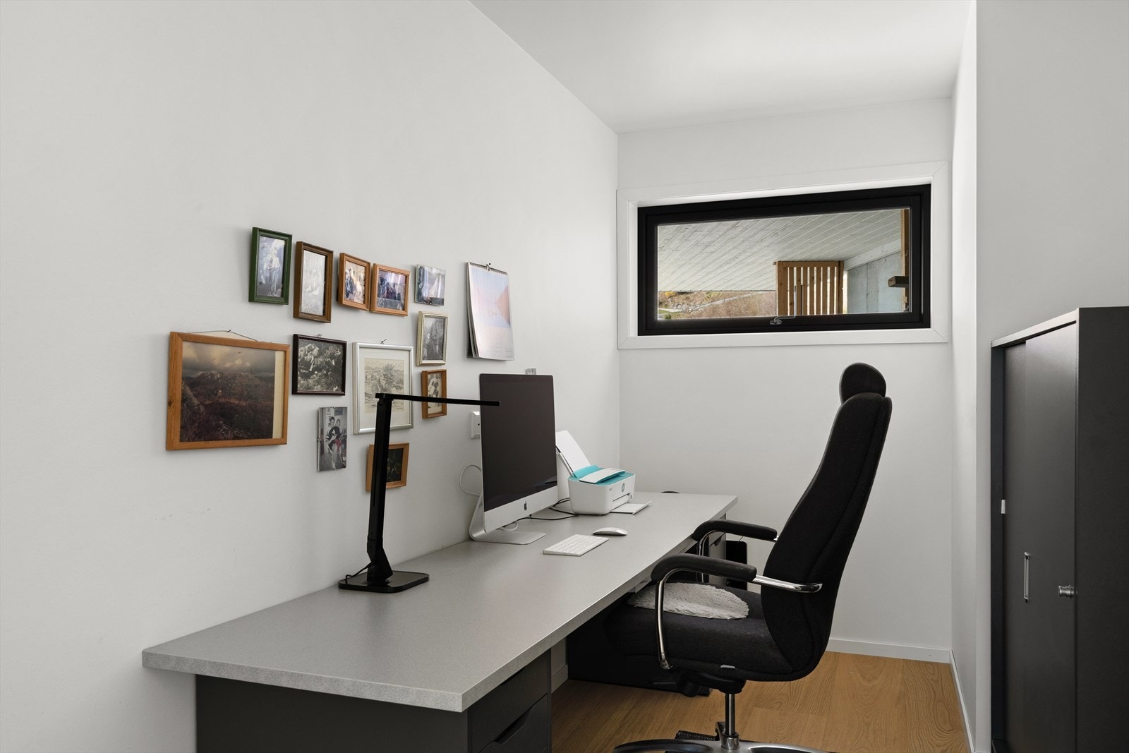 I underetasjen finnes et eget rom som egner seg godt som kontor. Galleribilde