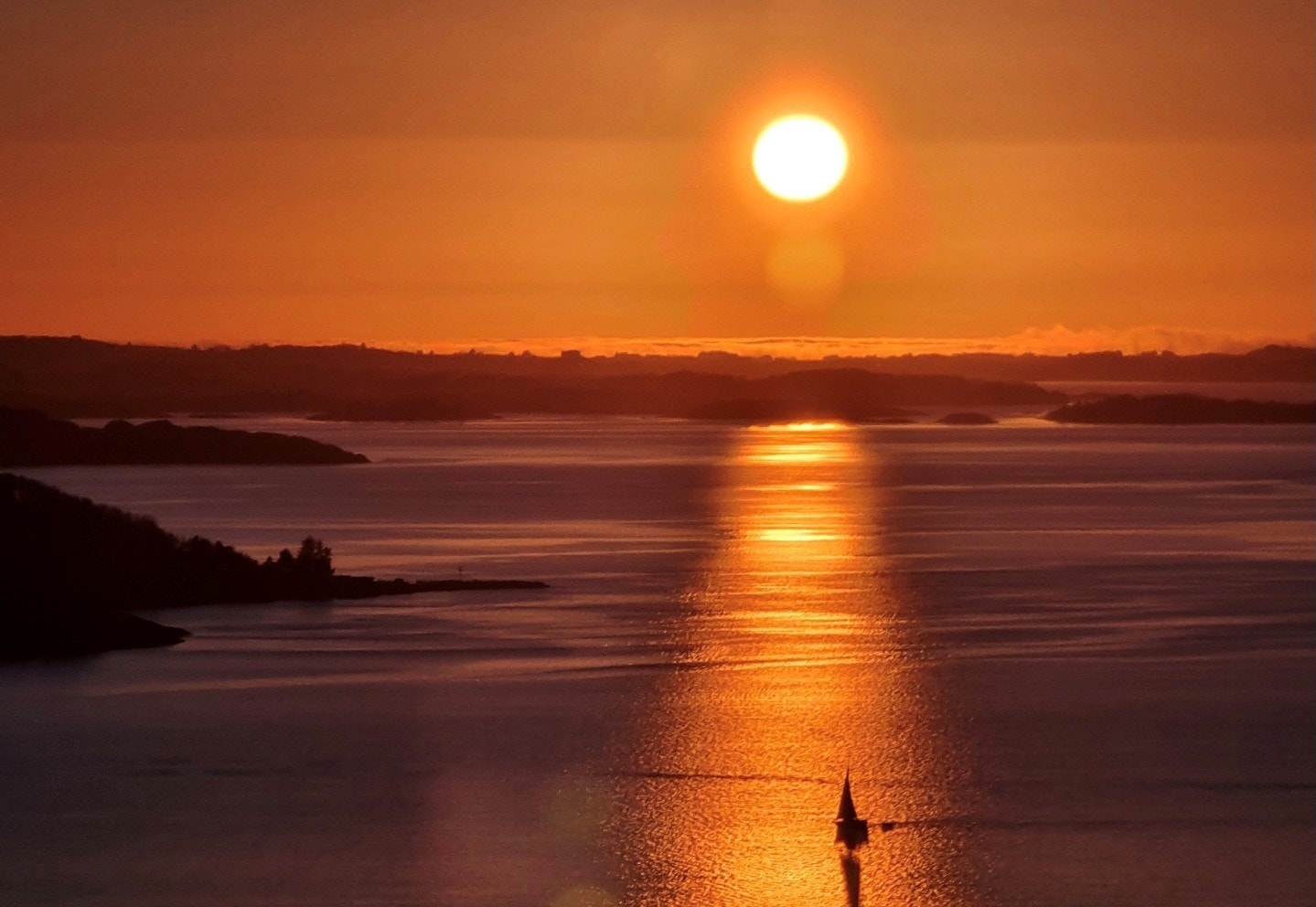 Seilbåt i solnedgang. Bildet tatt av selger fra terrassen! Galleribilde