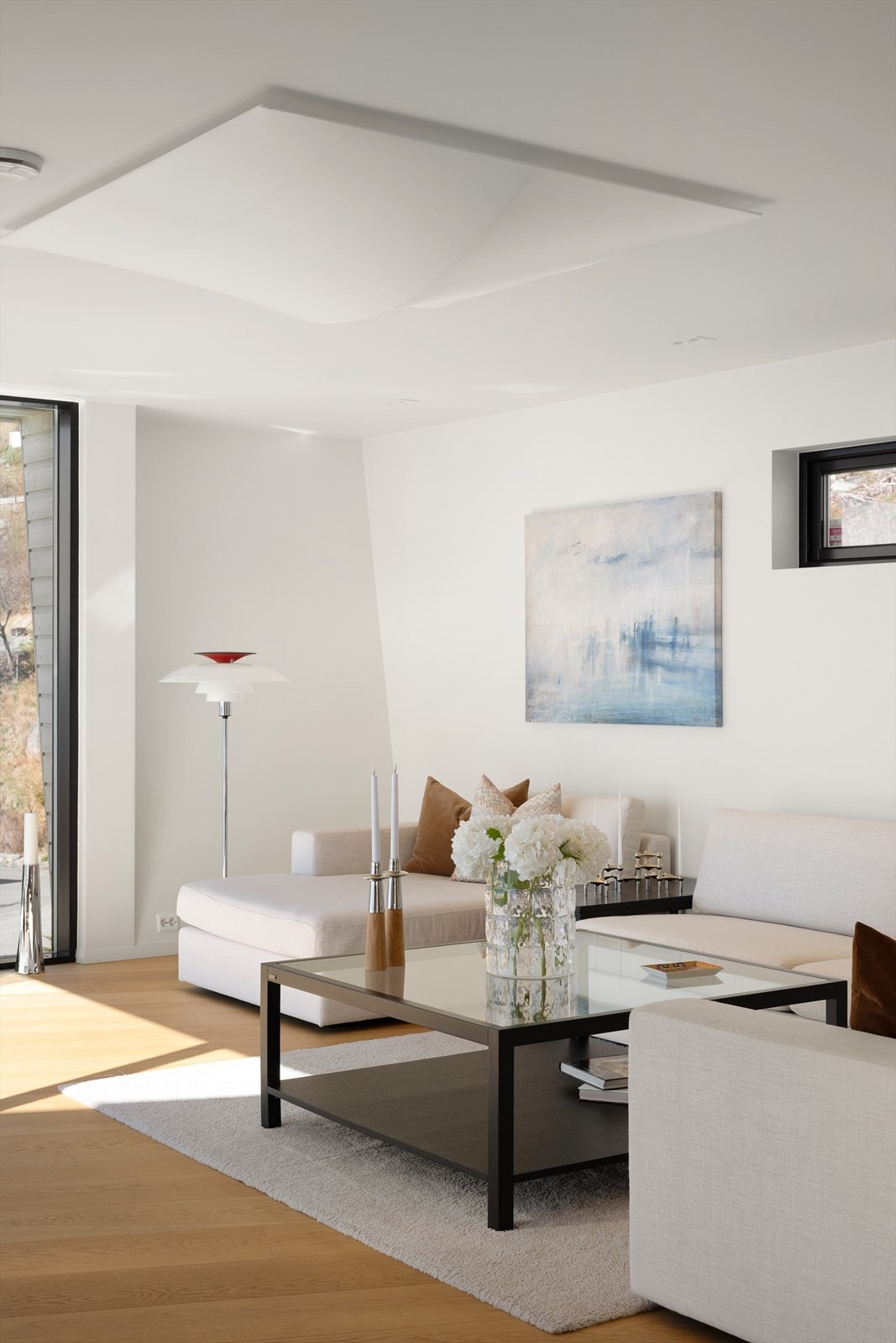 Stuen er designet med flere soner for ulike aktiviteter og behov. Galleribilde