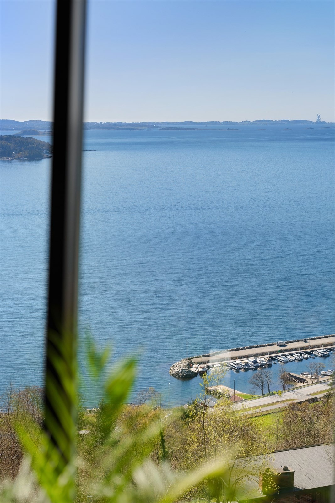 Fra eiendommen er det utsikt mot fjorden og båthavnen. Det er mulighet for å leie båtplass. Galleribilde