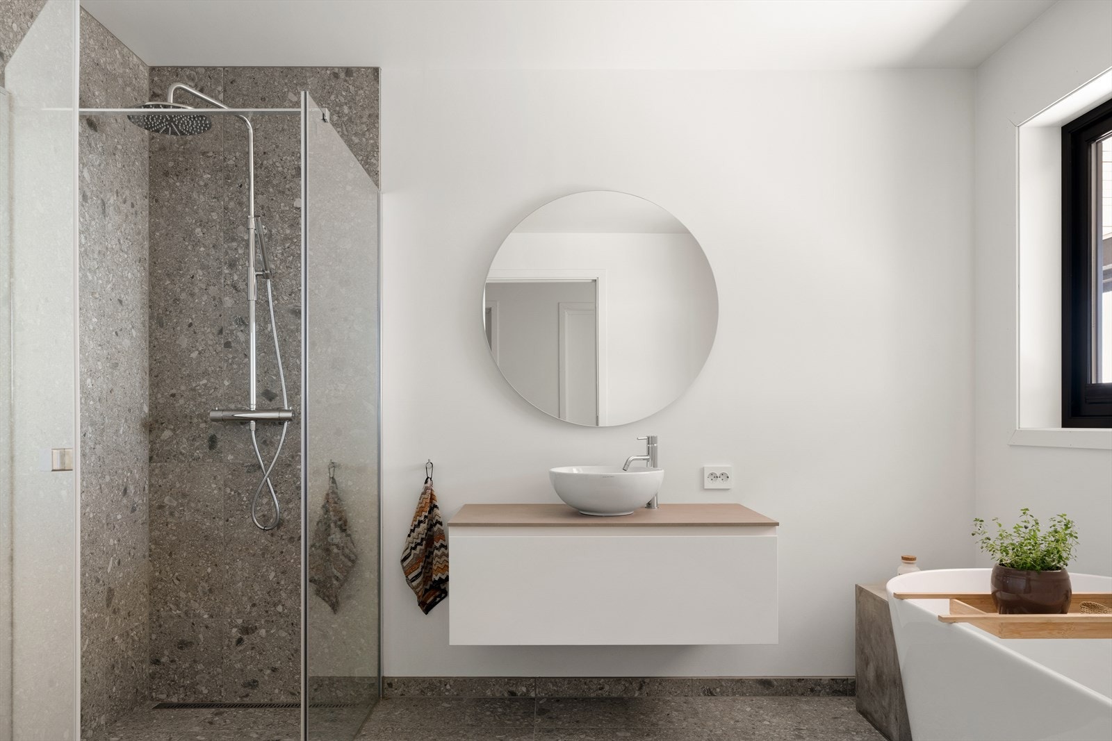 Dette badet er utstyrt med både badekar og dusjhjørne, samt vannbåren gulvvarme. Galleribilde