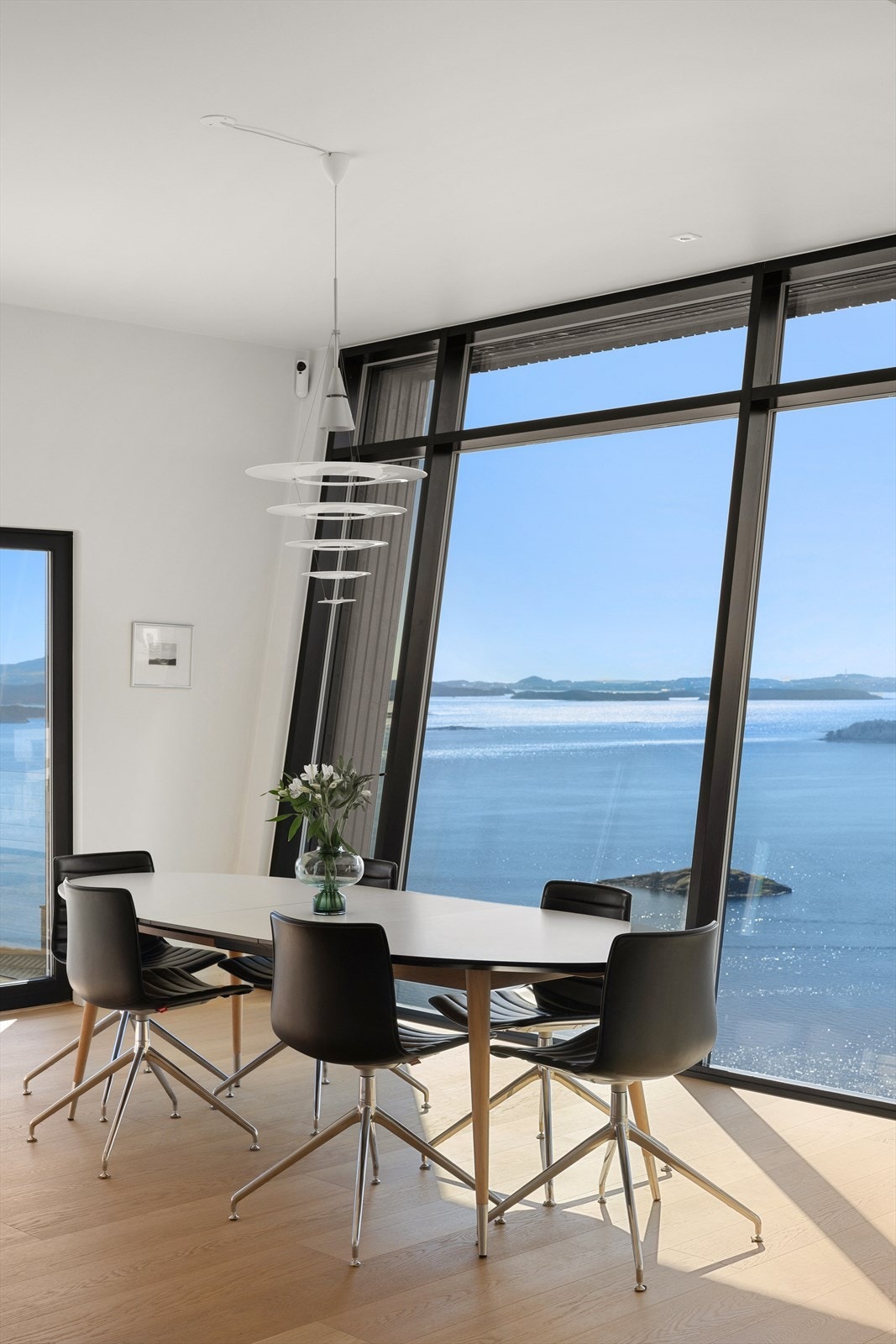 Gjennomgående materialvalg og farger skaper en helhetlig og harmonisk bolig. Galleribilde
