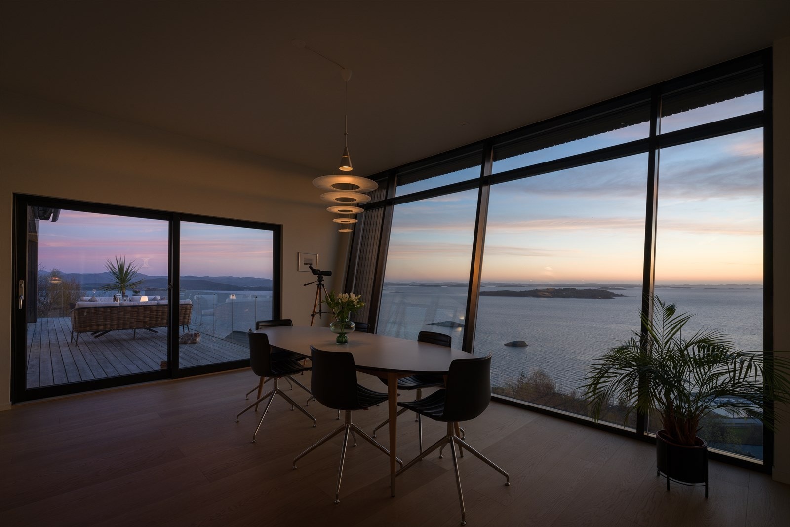 Spisestuen har plass til et langbord og er et naturlig samlingspunkt for familie og venner. Galleribilde