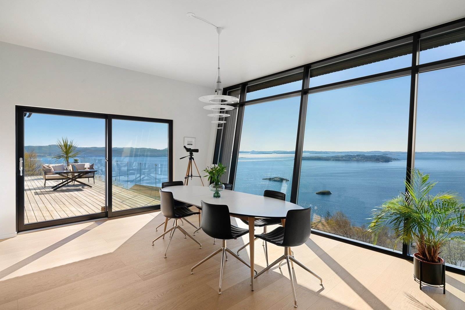 Fra spisestuen er det skyvedør ut til den romslige terrassen. De fleste rom i boligen har panorama utsikt - har kan du følge med på båtlivet fra stuevinduet! Galleribilde