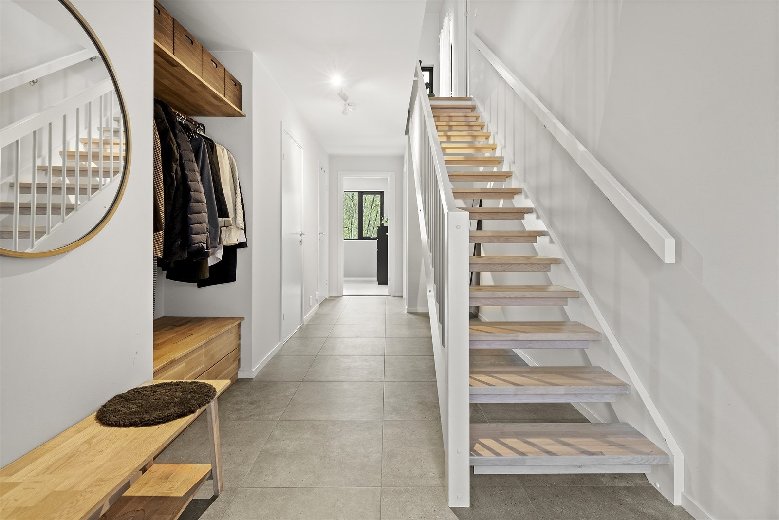 Fra delvis overbygget inngangsparti, trer du inn i en lys og åpen entré med flislagt gulv og gulvvarme - velkommen inn! Galleribilde