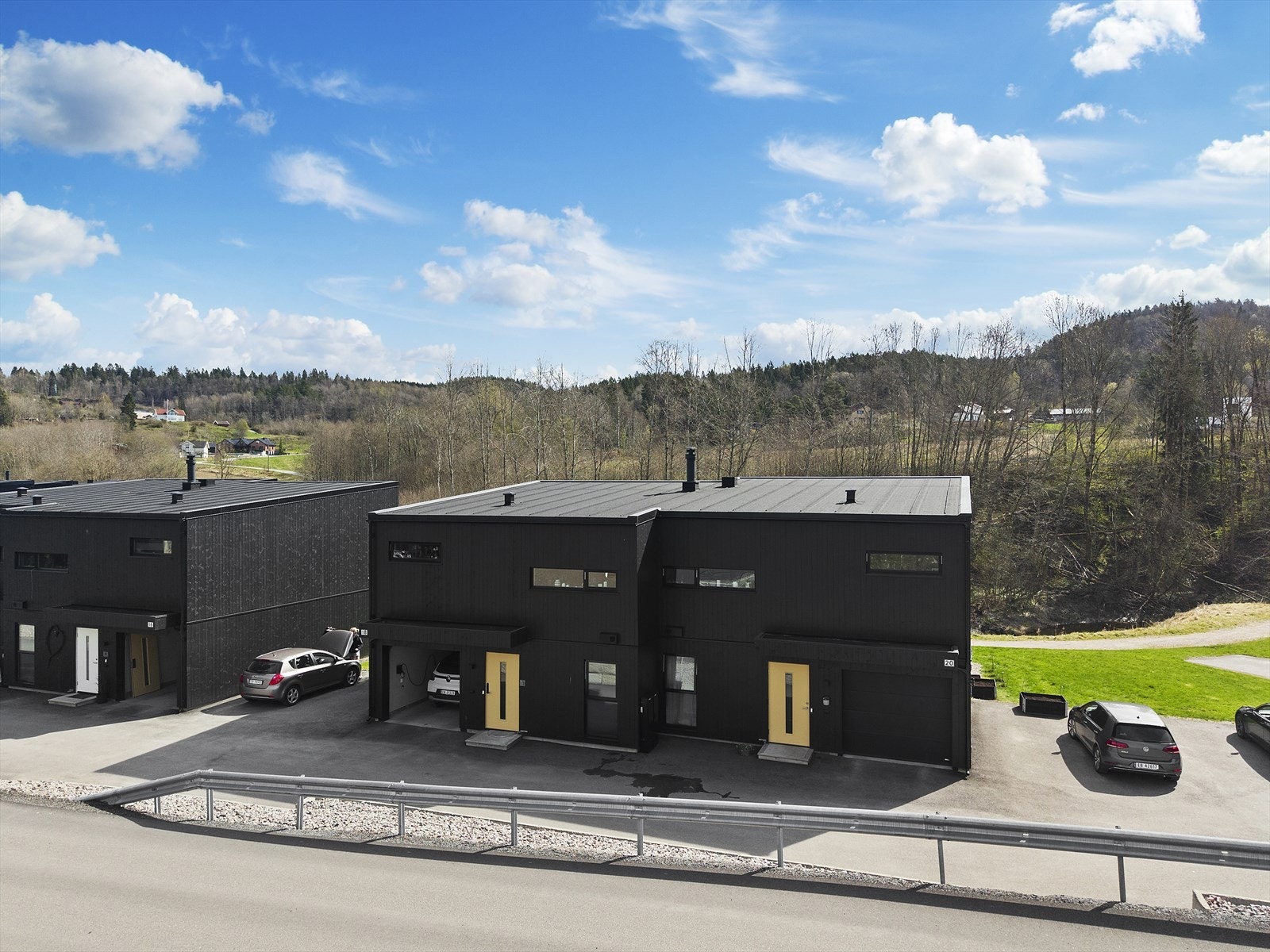 Boligen har en gjennomgående høy standard med tiltalende farge- og materialvalg Galleribilde