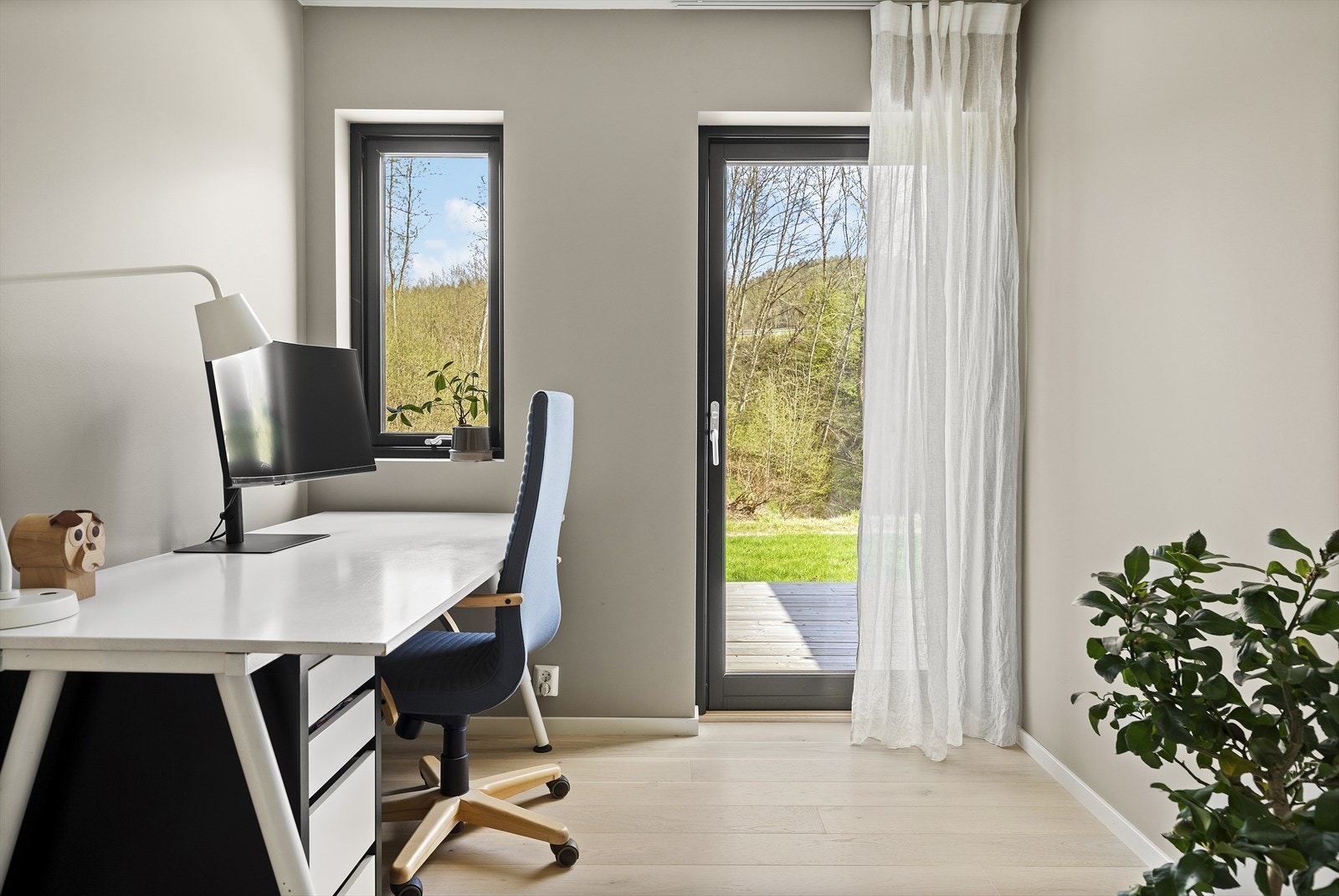 Soverom 2 er i dag innredet som kontor og har utgang til terrasse Galleribilde