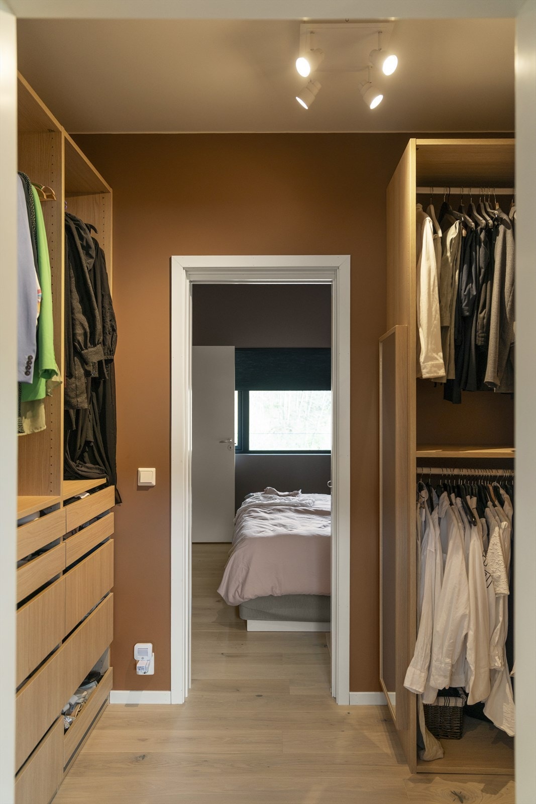 Fra soverommet har du inngang til walk-in closet med videre tilgang til bad Galleribilde