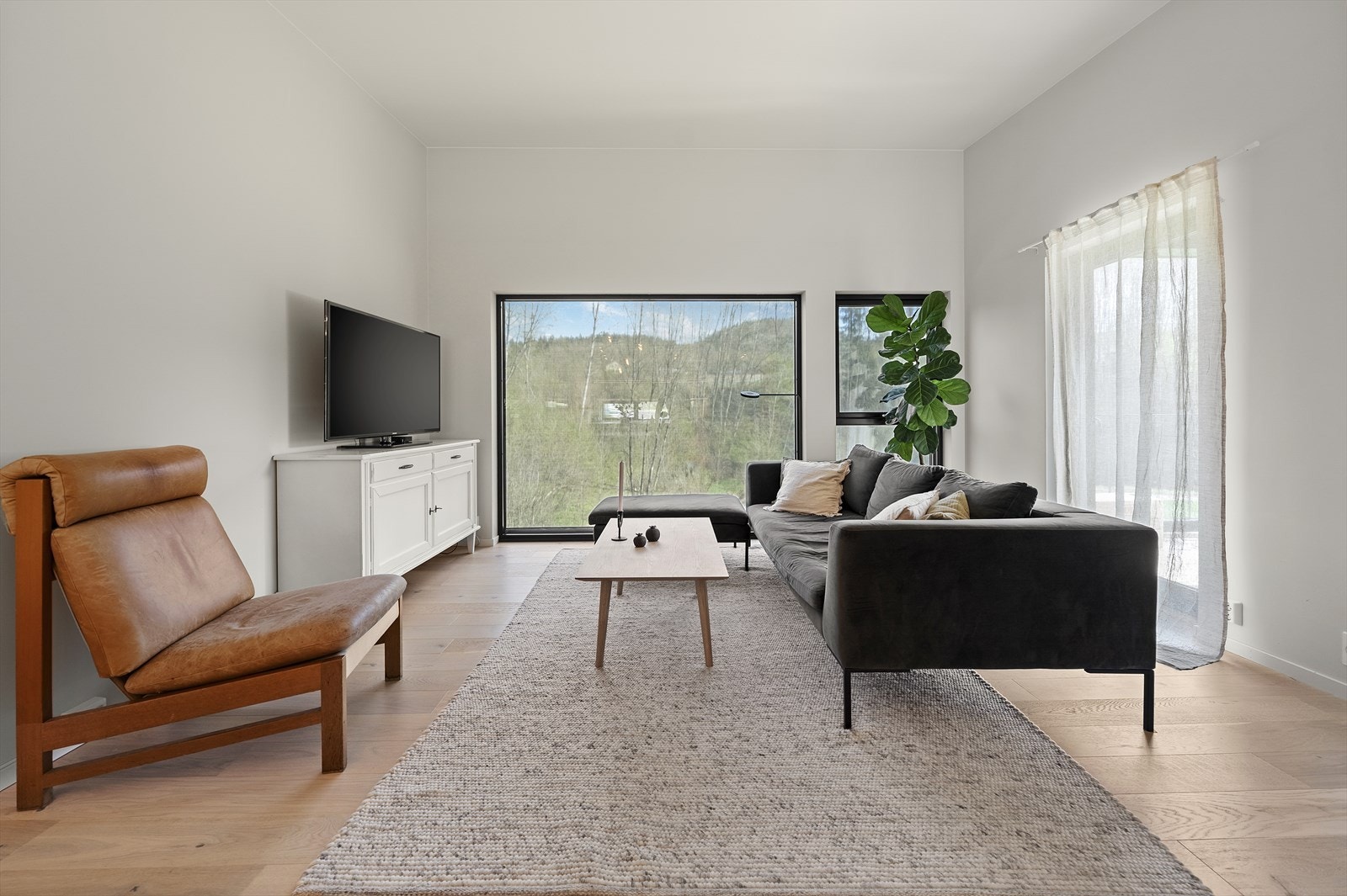 I stue er det god plass til sofagruppe og spisegruppe Galleribilde