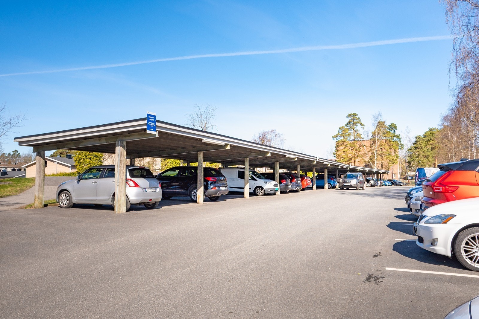 Det er mulighet for leie av fast parkeringsplass via borettslaget etter venteliste. For øvrig felles parkeringsplasser for borettslaget. Galleribilde
