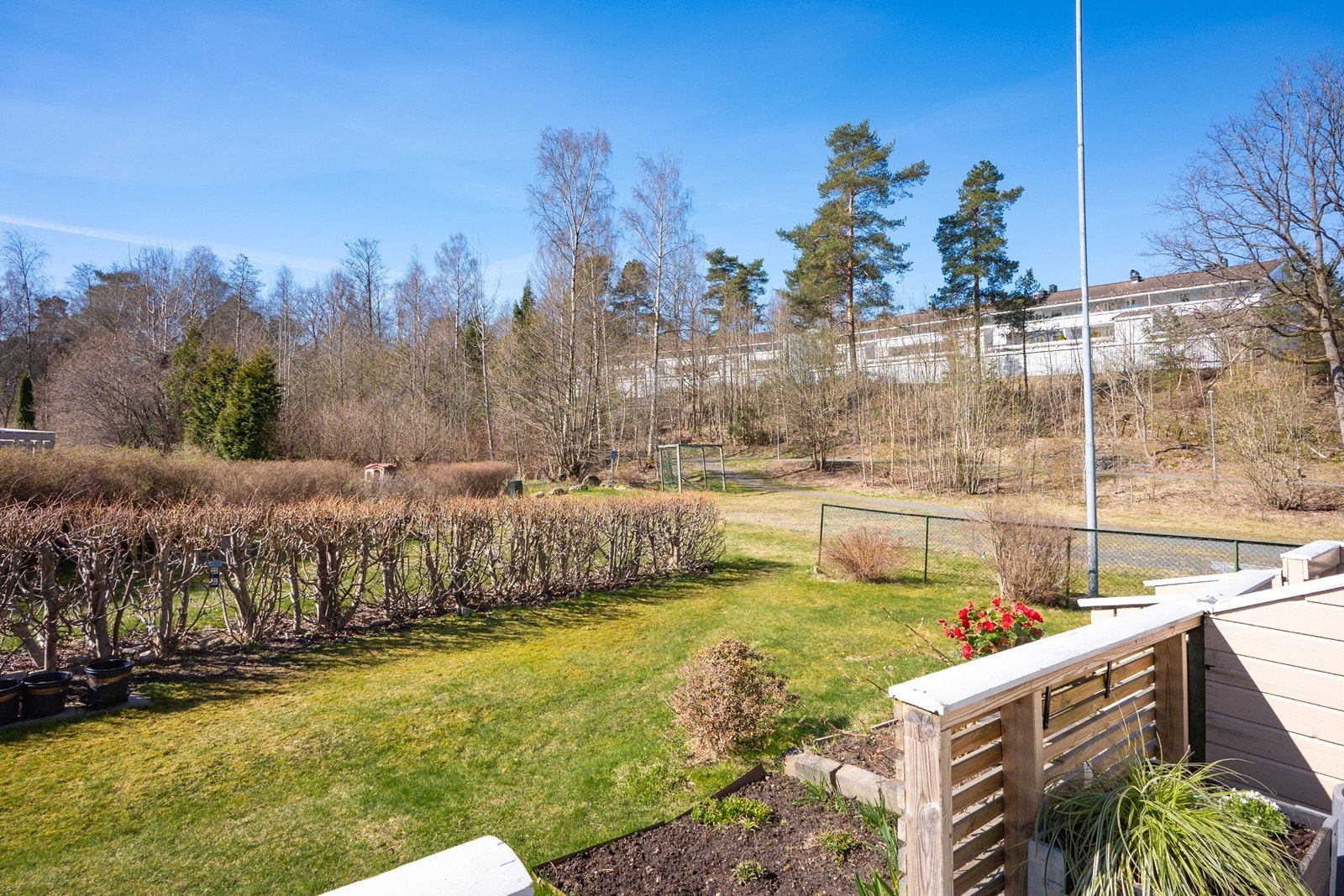 For barna eller turgåere er det bare å rusle ut fra terrasse, med både ball-/lekeareal og turområder i umiddelbar nærhet. Galleribilde