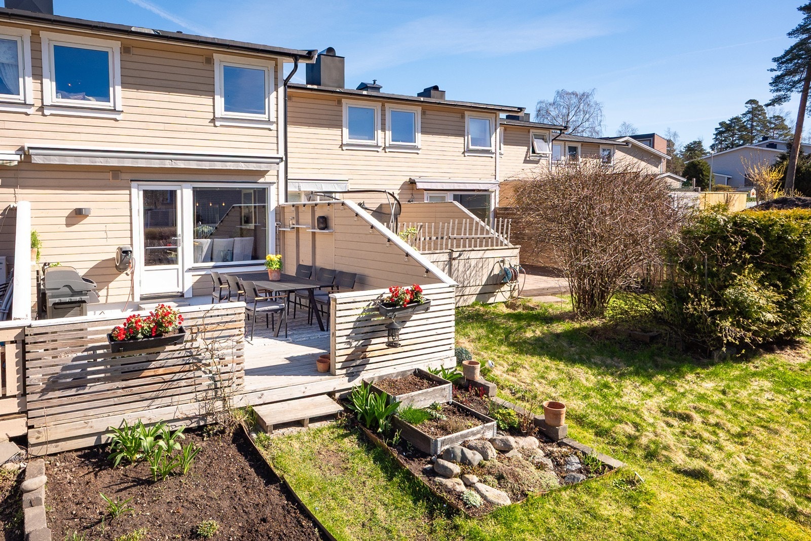 På hageflekk utenfor terrasse er det mulighet for litt hagearbeid med fine bed. Galleribilde