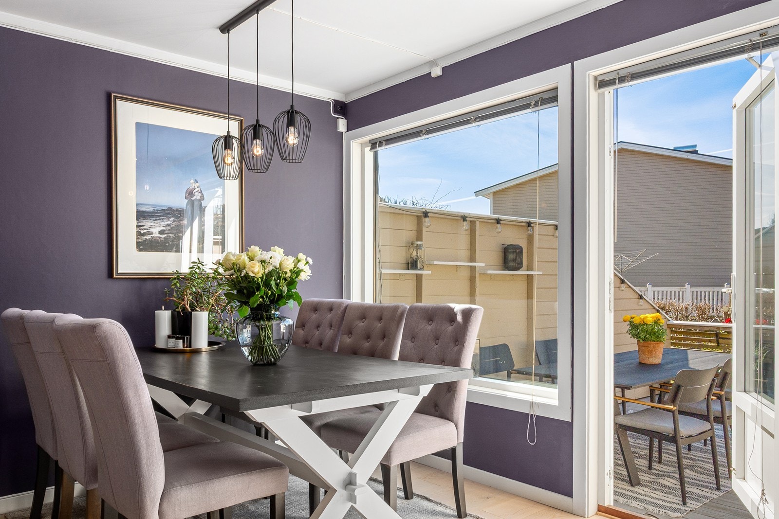 Fra spisestuen er det utsyn over terrasse og nærområdet. Glassdør fører ut til terrasse. Galleribilde