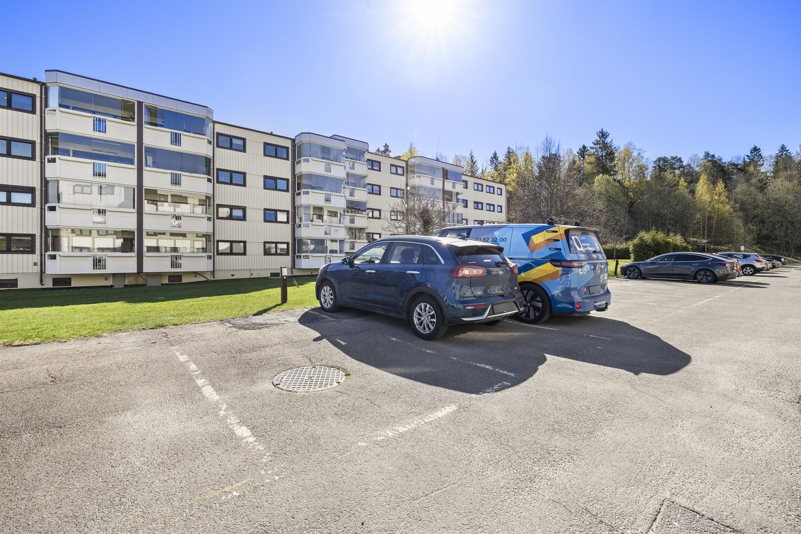 Borettslaget tilbyr mulighet for parkeringsplass med elbillader. Galleribilde
