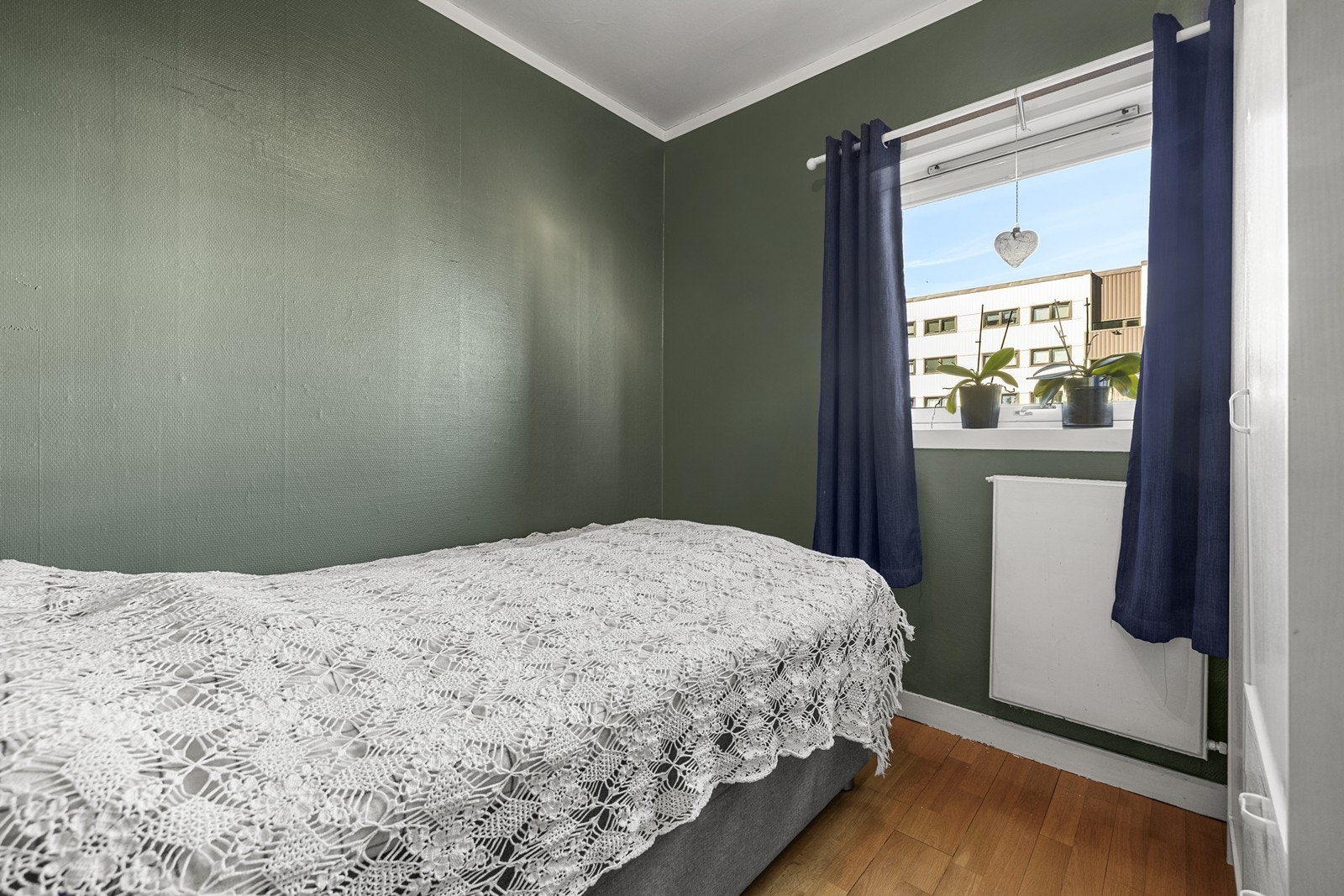 Ett av leilighetens tre soverom. Oppvarming skjer via radiatorer tilknyttet fjernvarmeanlegget. Galleribilde