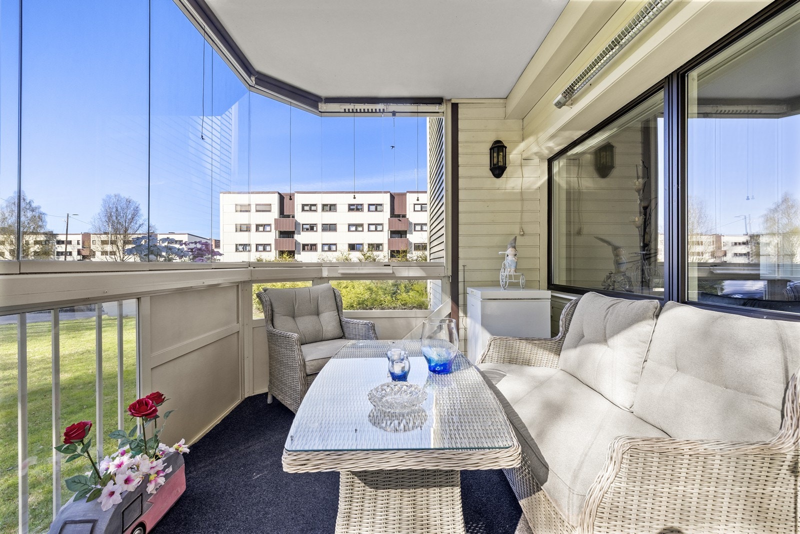 Balkongen er på 9 m² og har skyvbare glassfelt, noe som gir en fleksibel overgang mellom inne- og uterom. Galleribilde