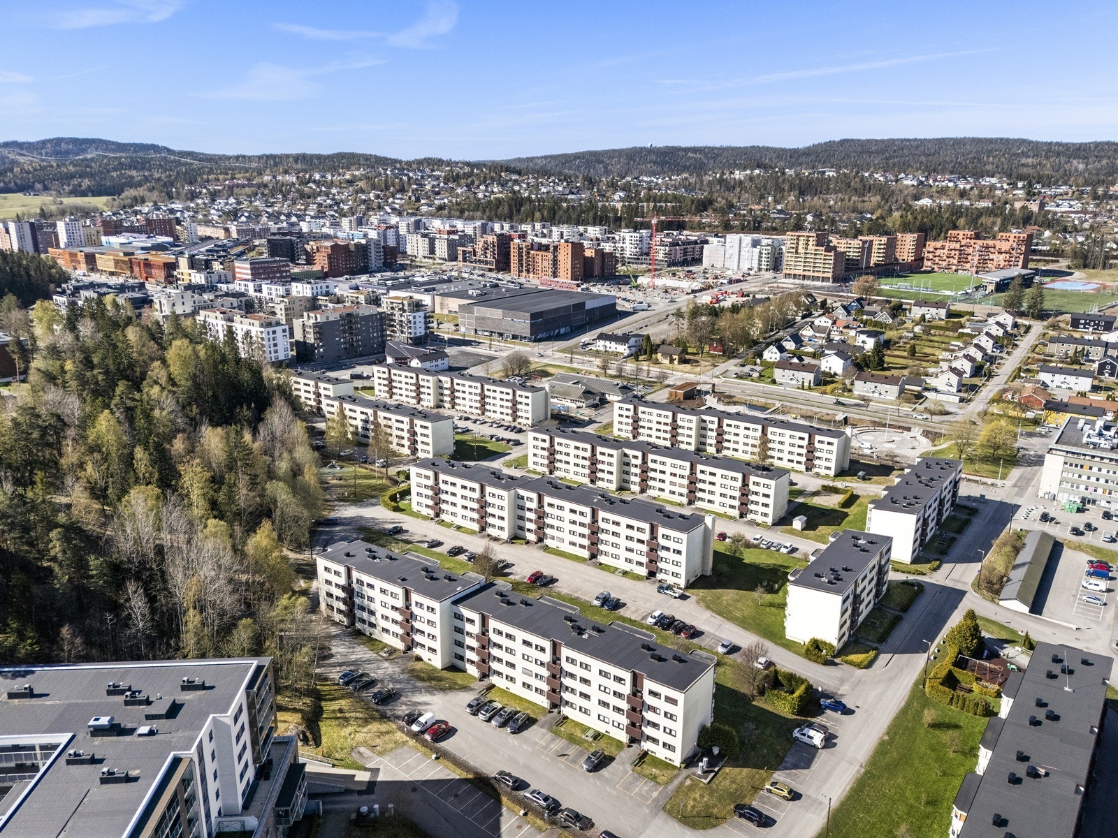 Sentral beliggenhet på Solheim med gangavstand til Metro Senter, butikker og Lørenskog hus med sitt rike kulturtilbud. Foto: Mads Karslen v/ Shuttr Eiendomsfoto Galleribilde