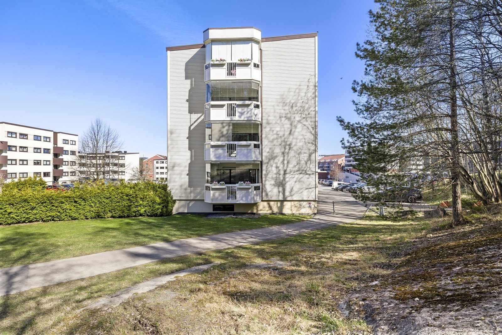 Leiligheten ligger i en lavblokk fra 1964, som en del av det veldrevne Borettslaget Skårer II. Galleribilde