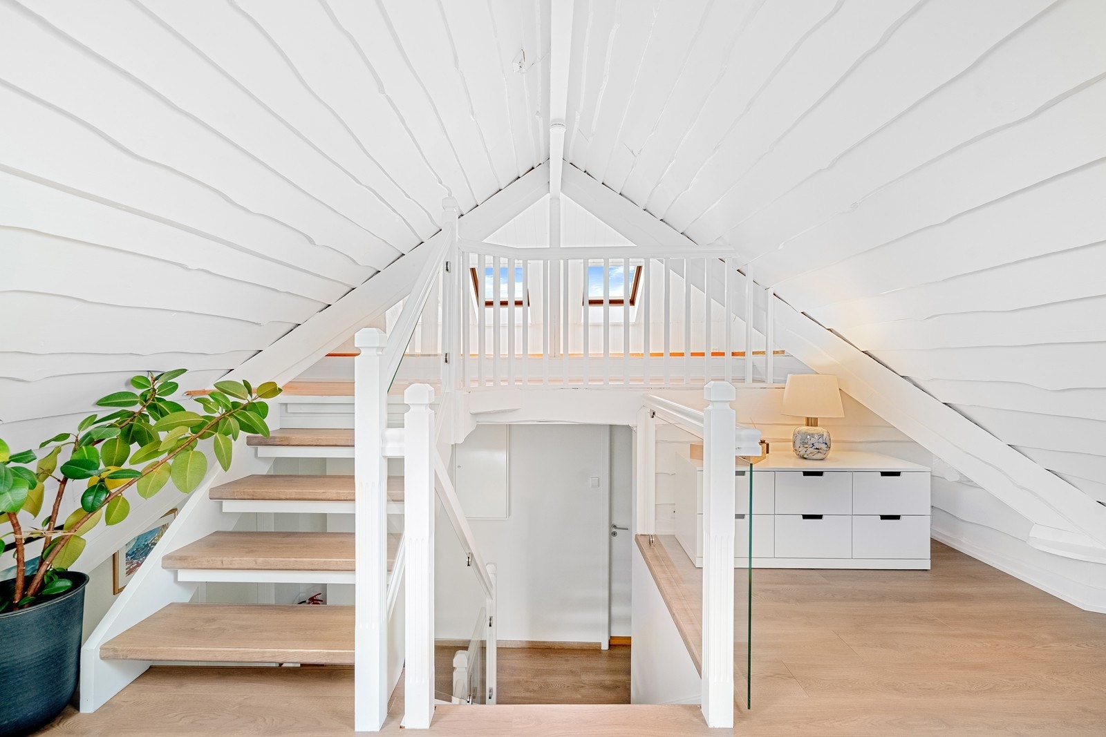 Loft: Trappegang og åpent areal Galleribilde