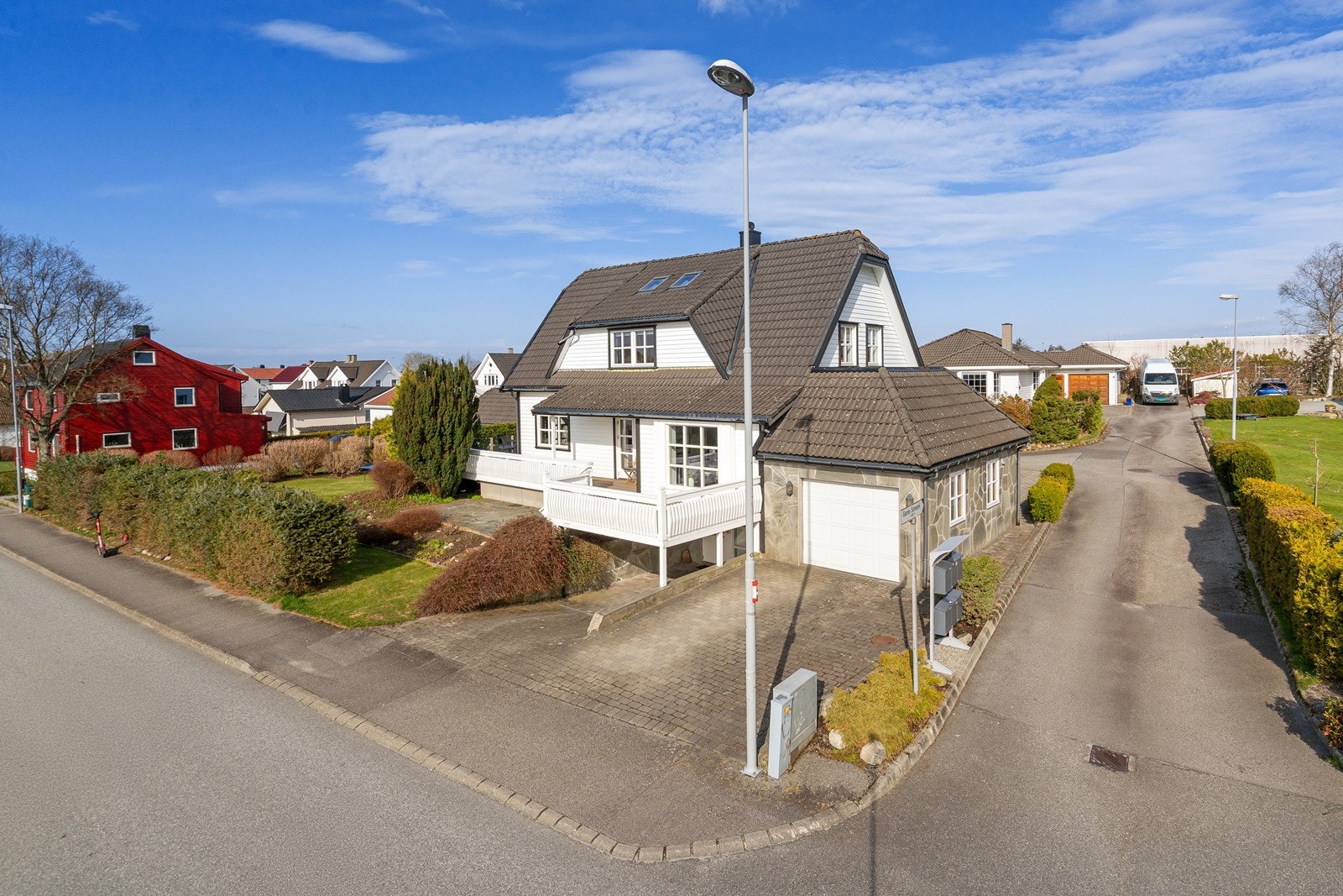 Fasade med innkjørsel til garasje. Garasjen er gjennomgående og kan benyttes fra begge sider. Galleribilde